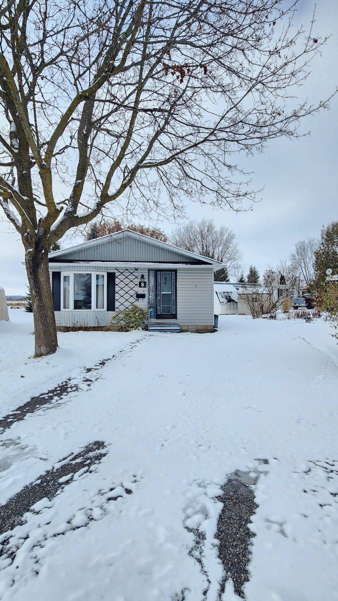 Innisfil, ON L0L 1L0,8 Maple Leaf TER