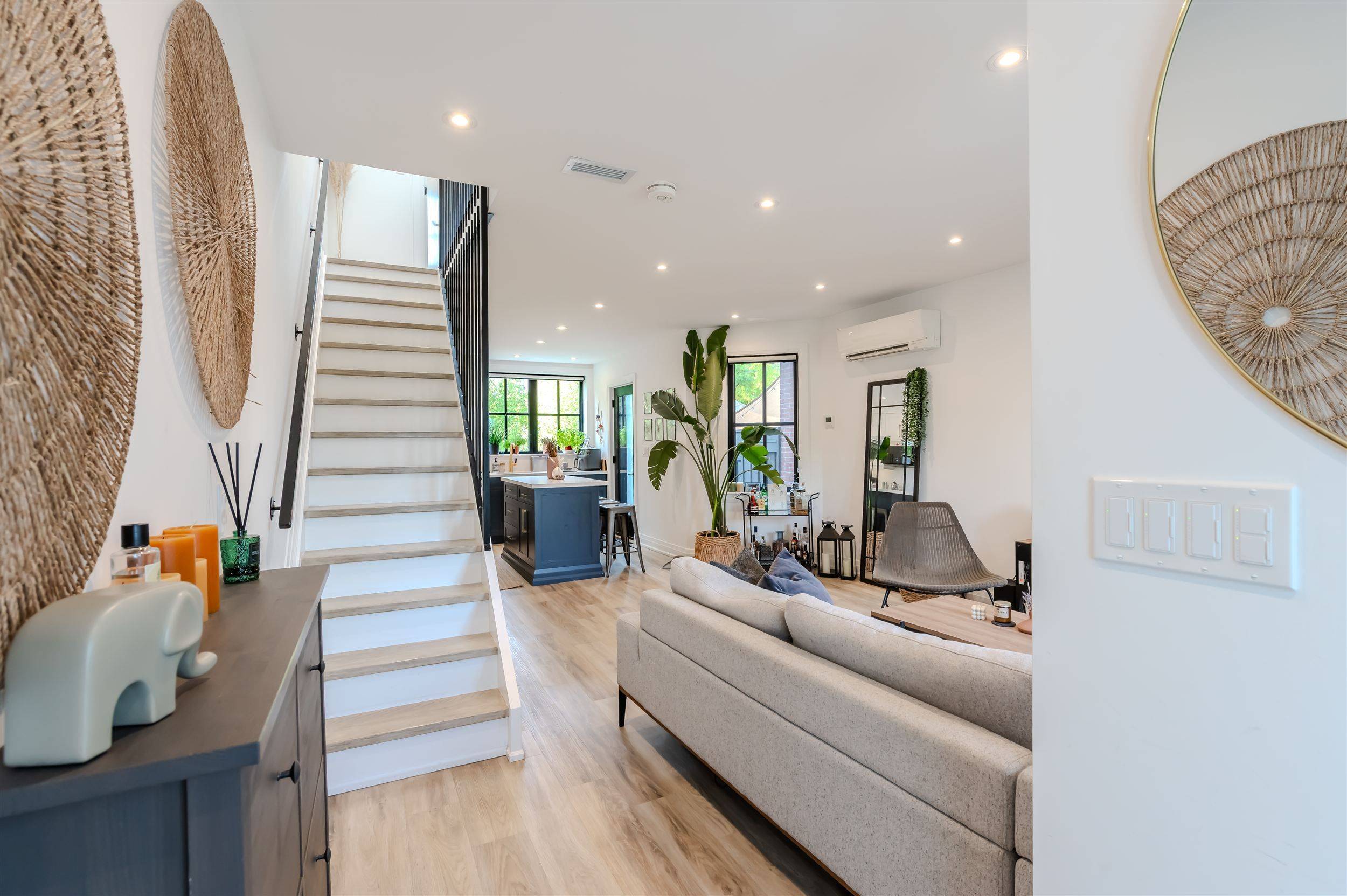 Toronto W06, ON M8Y 2X5,18 Milton ST