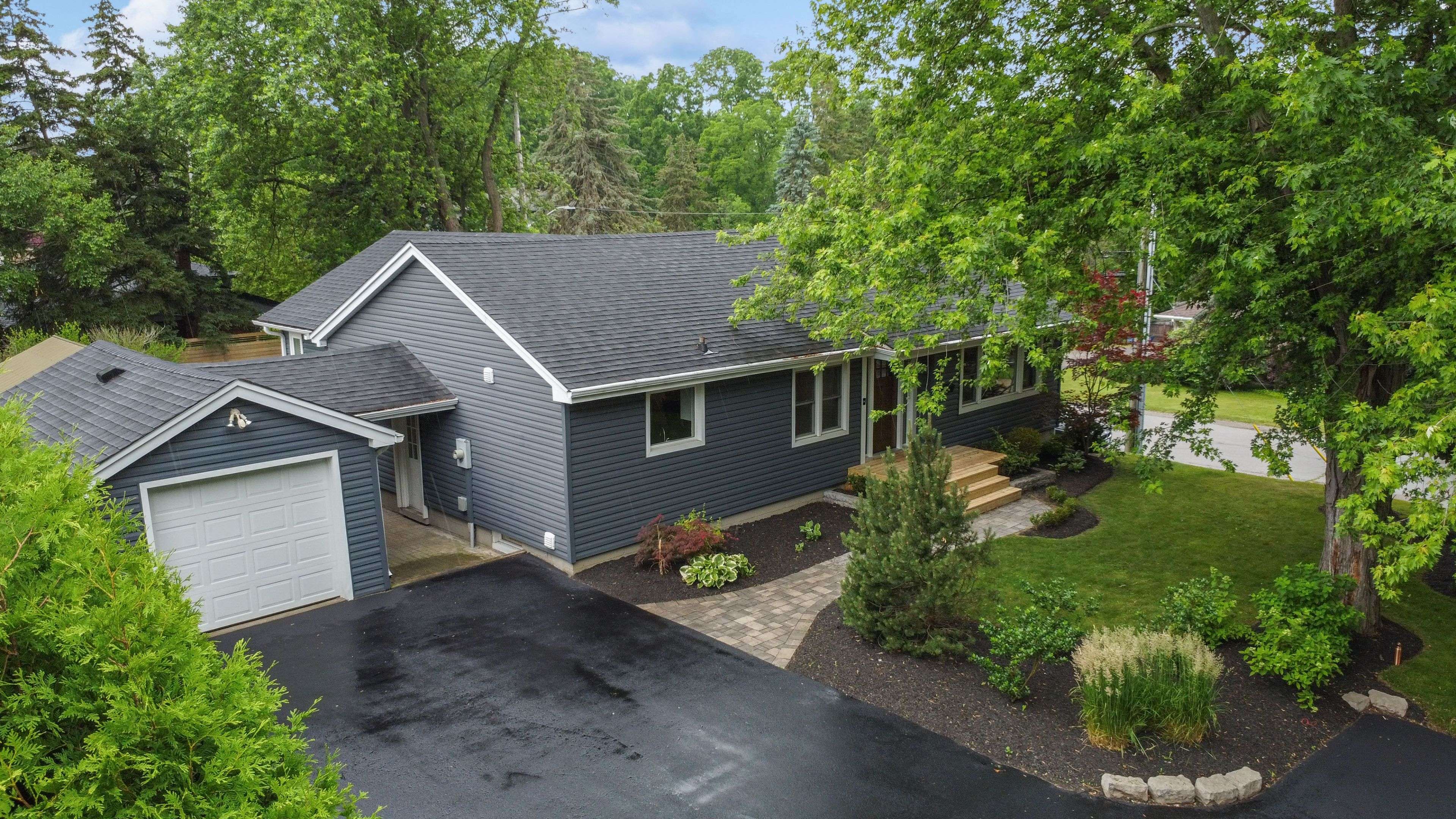 Hamilton, ON L9G 2W9,136 Mohawk RD