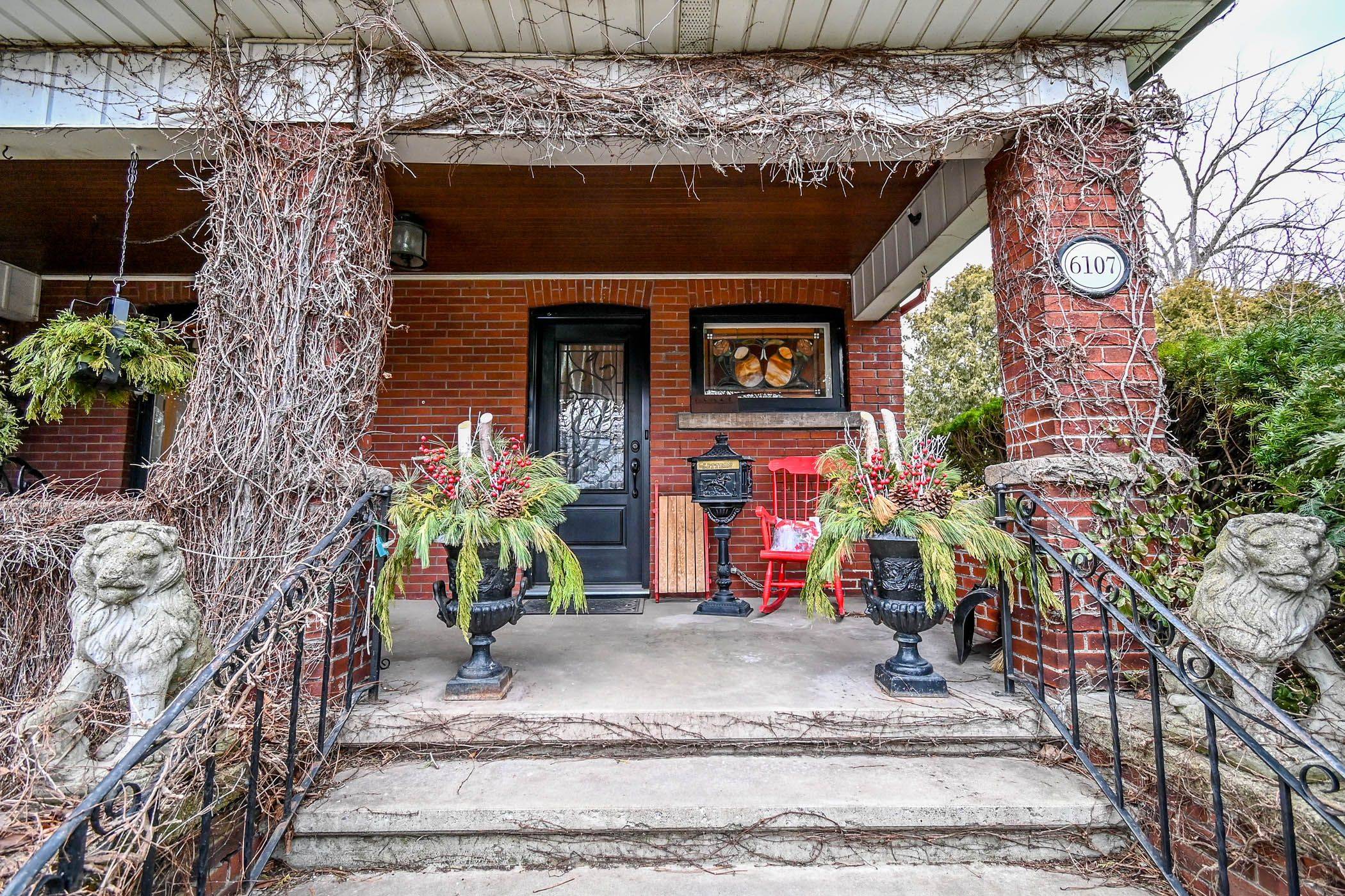 Niagara Falls, ON L2G 1Y5,6107 Barker ST