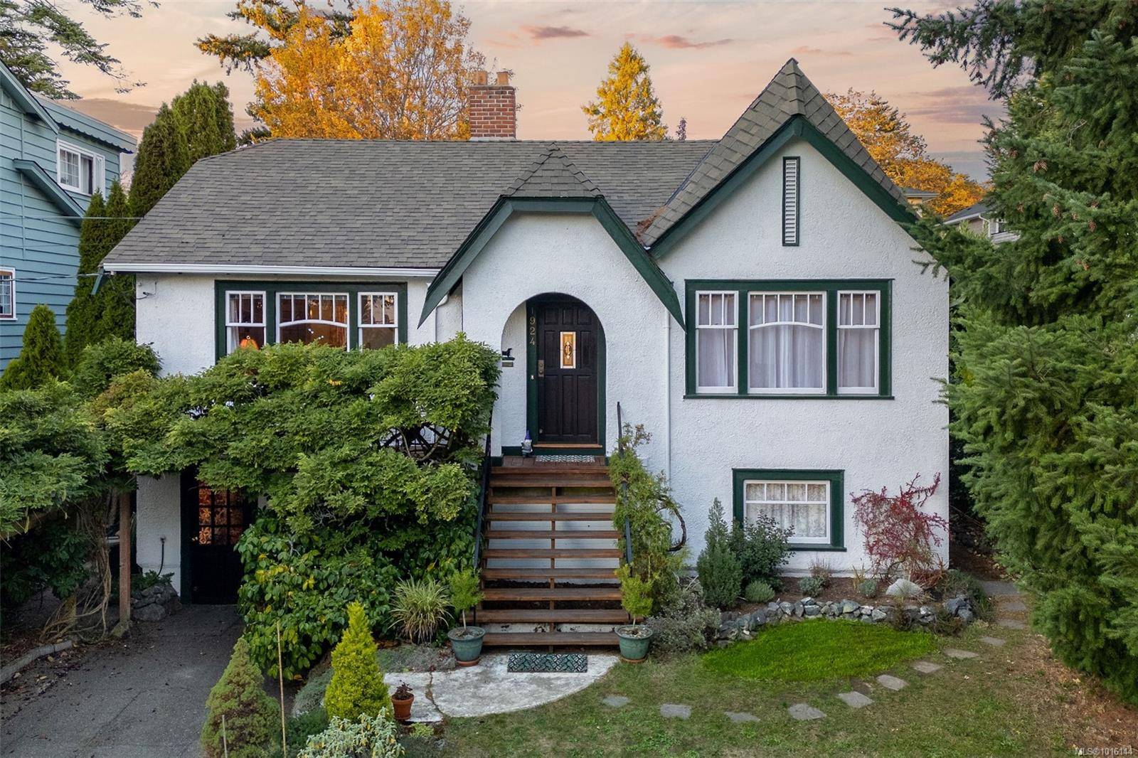 Saanich, BC V8R 3H1,1924 Forrester St