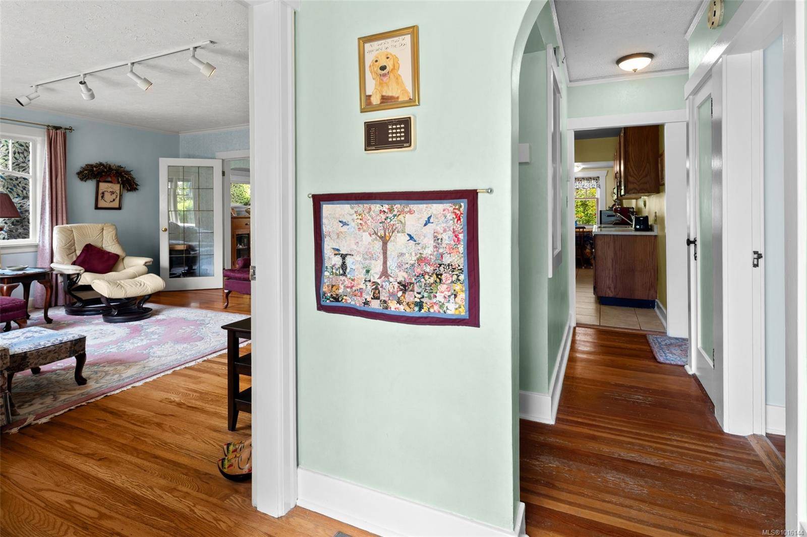 Saanich, BC V8R 3H1,1924 Forrester St