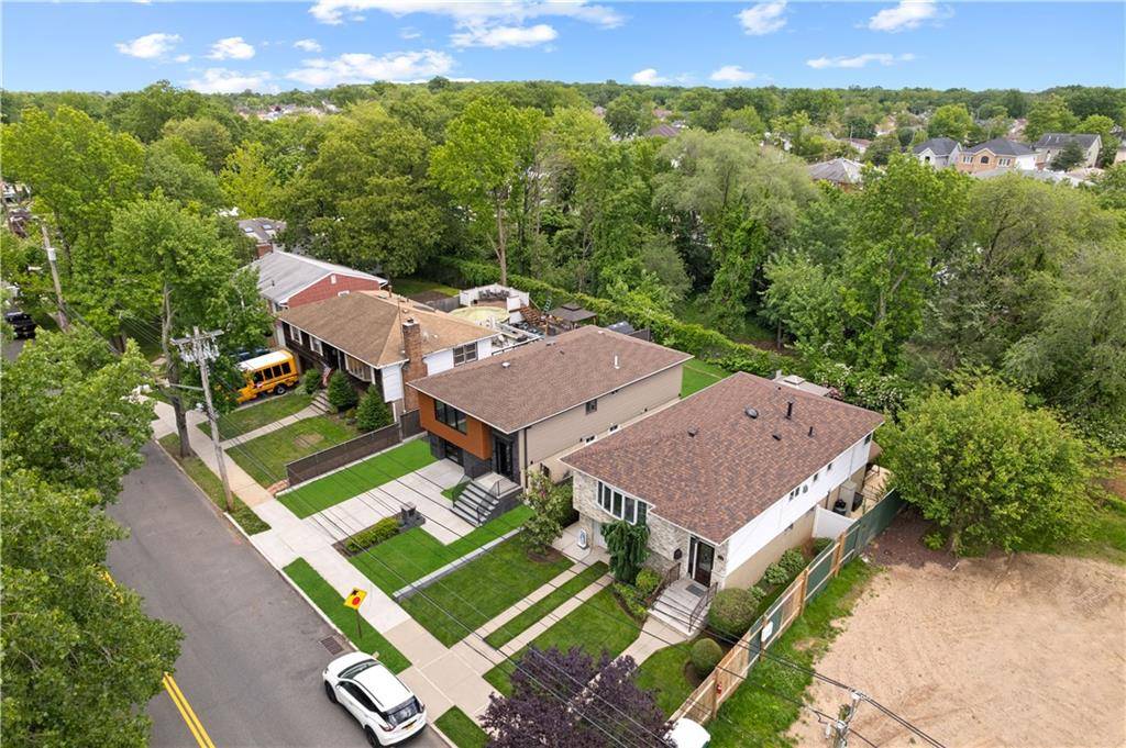 Staten  Island, NY 10312,164 Railroad ST