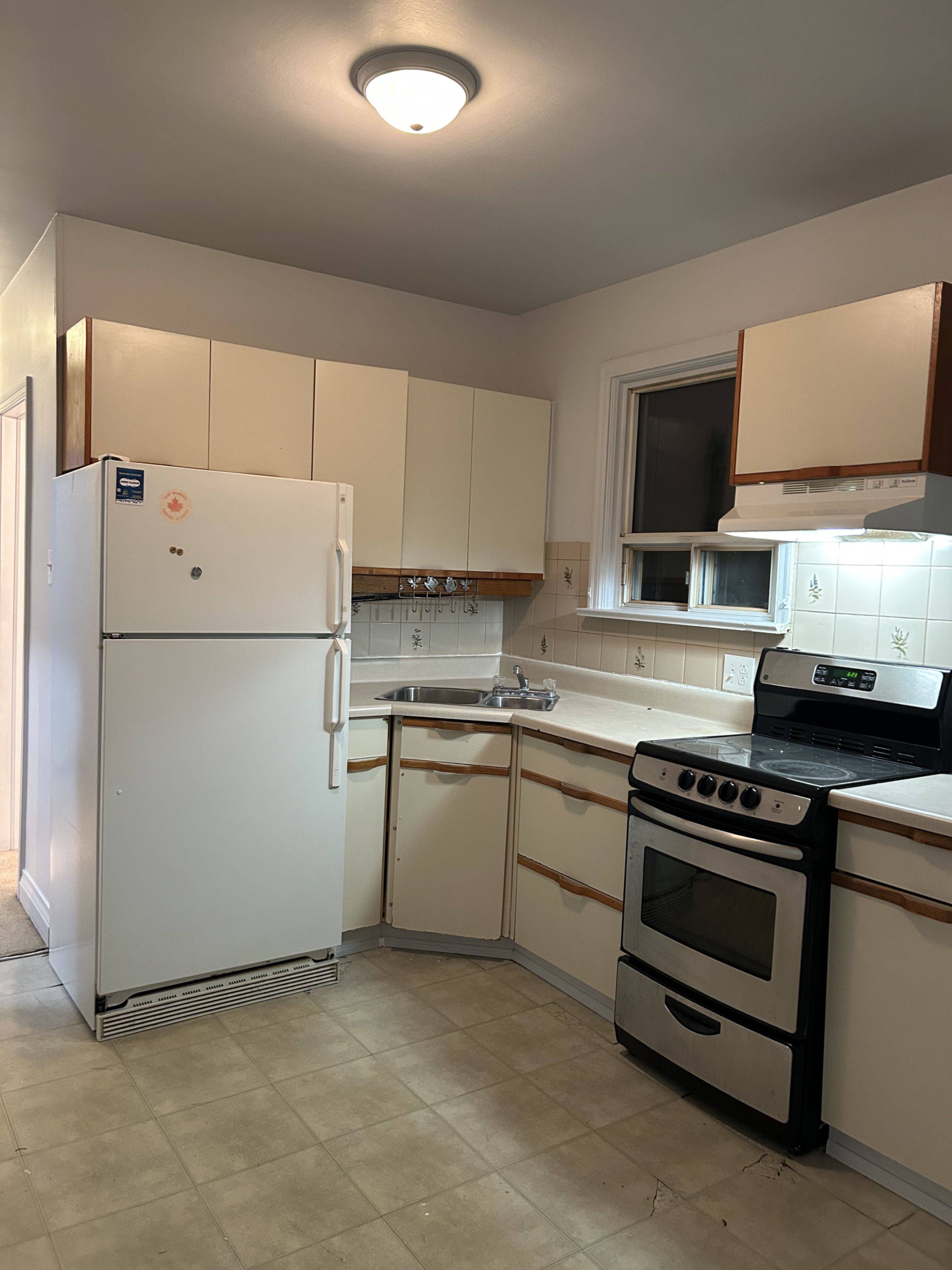 Toronto E04, ON M1L 3A2,28 Harris Park DR