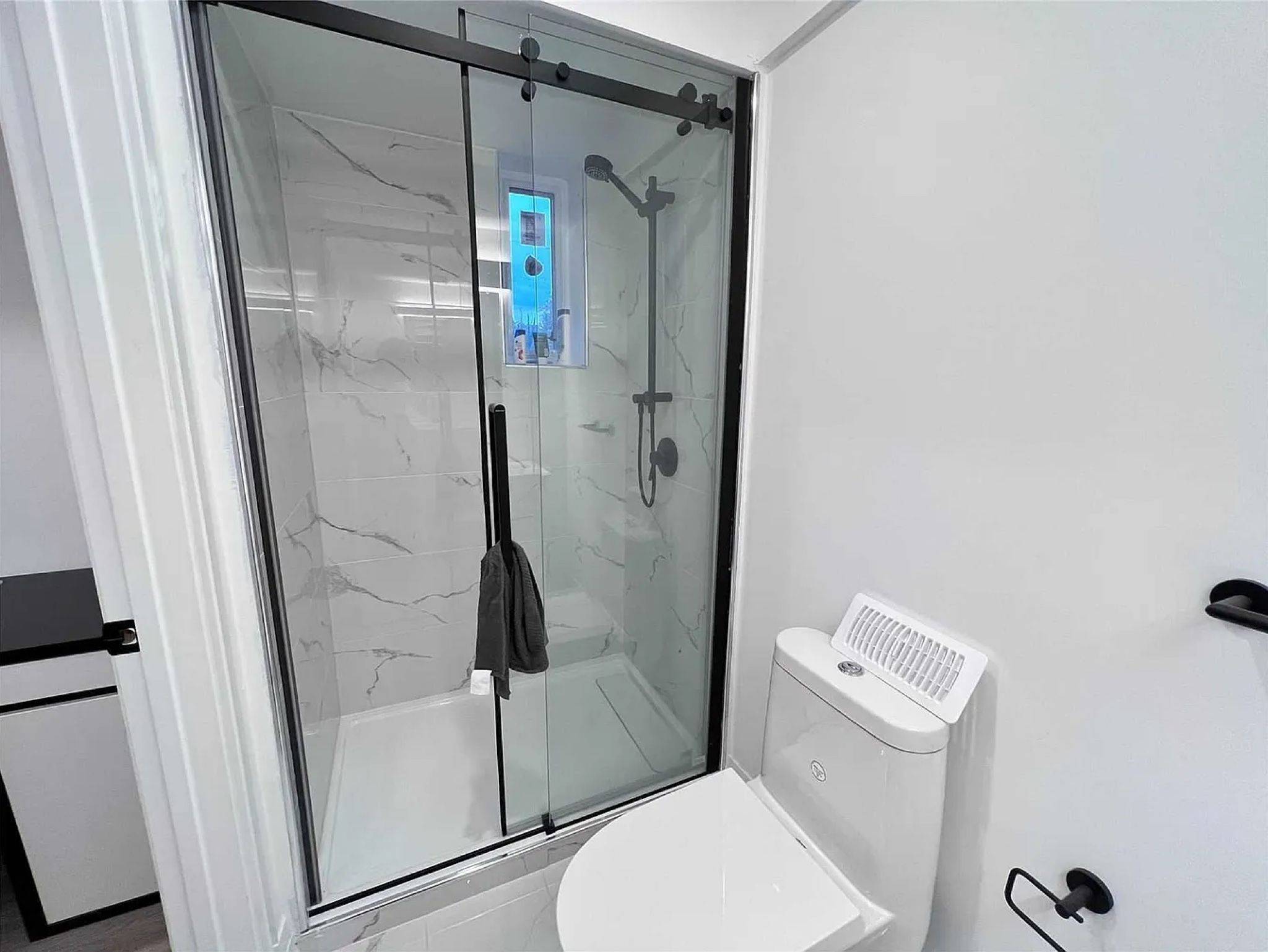 Newmarket, ON L3Y 3E9,115 Belfry DR #Bsmt