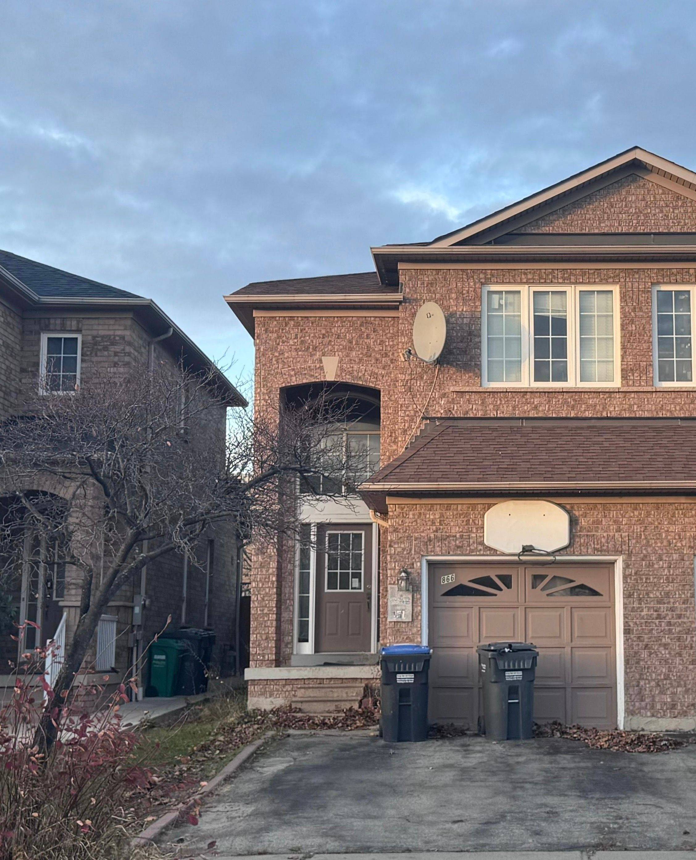 Mississauga, ON L5V 2R4,866 Khan CRES