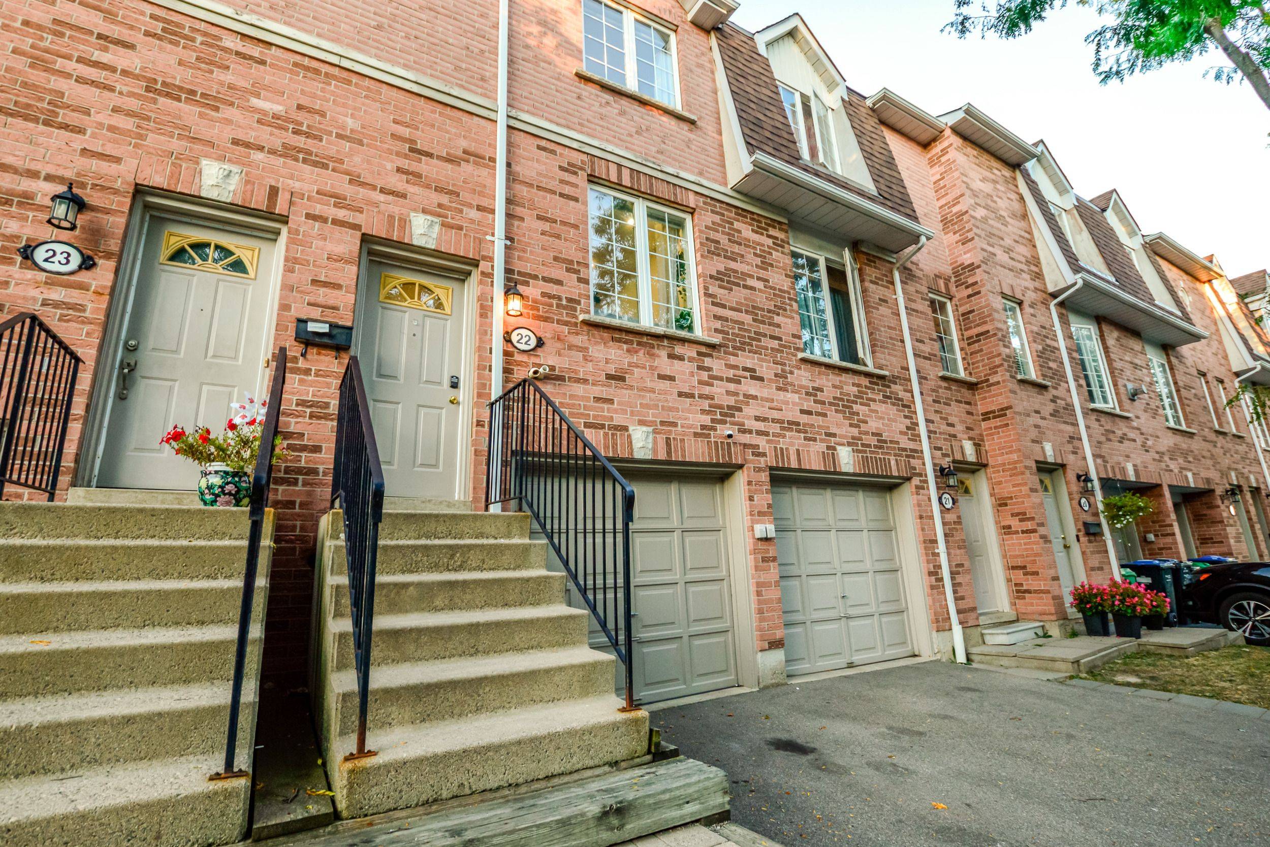 Mississauga, ON L5M 6E9,1525 South Parade CT #22