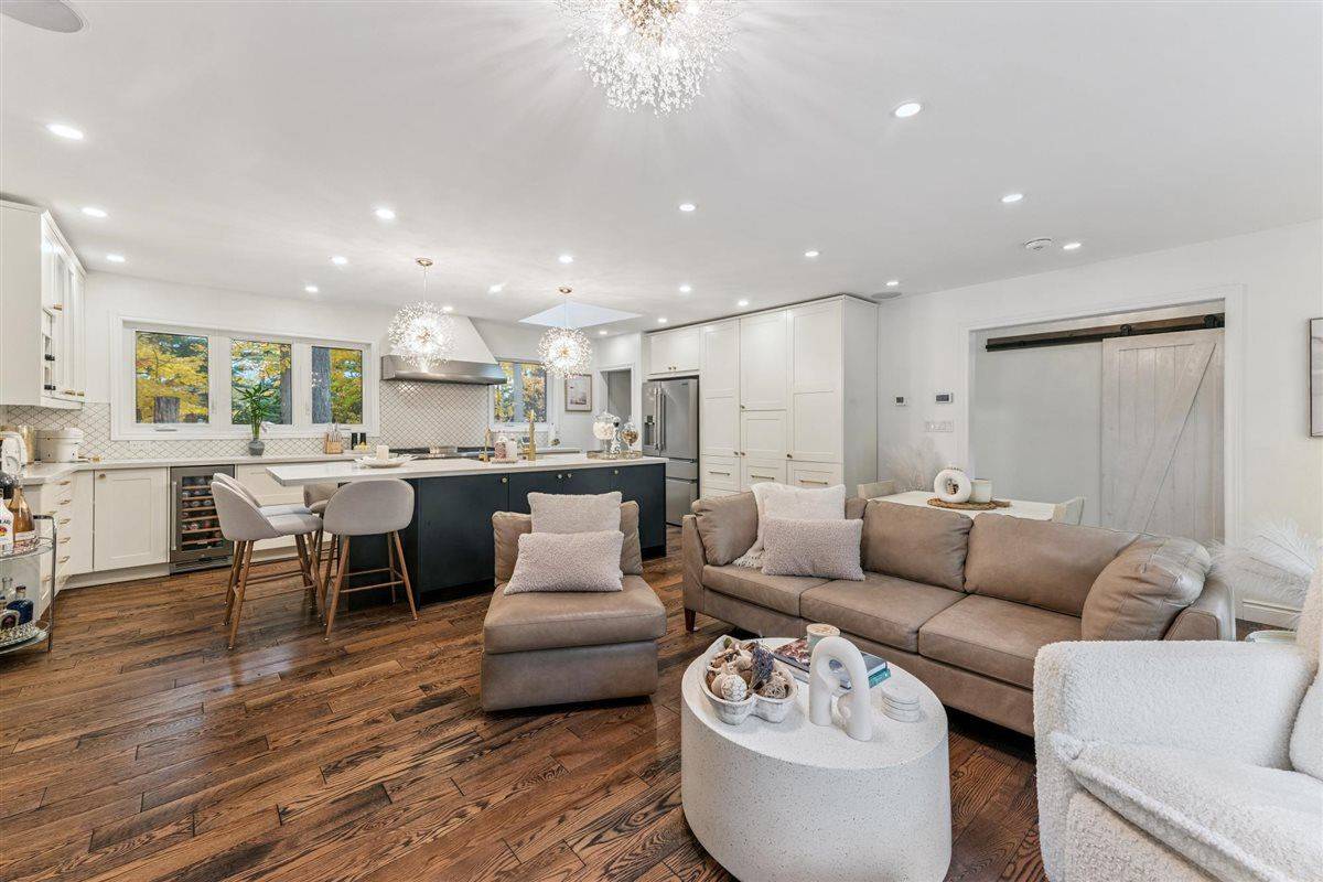 Oakville, ON L6K 2V4,89 Holyrood AVE