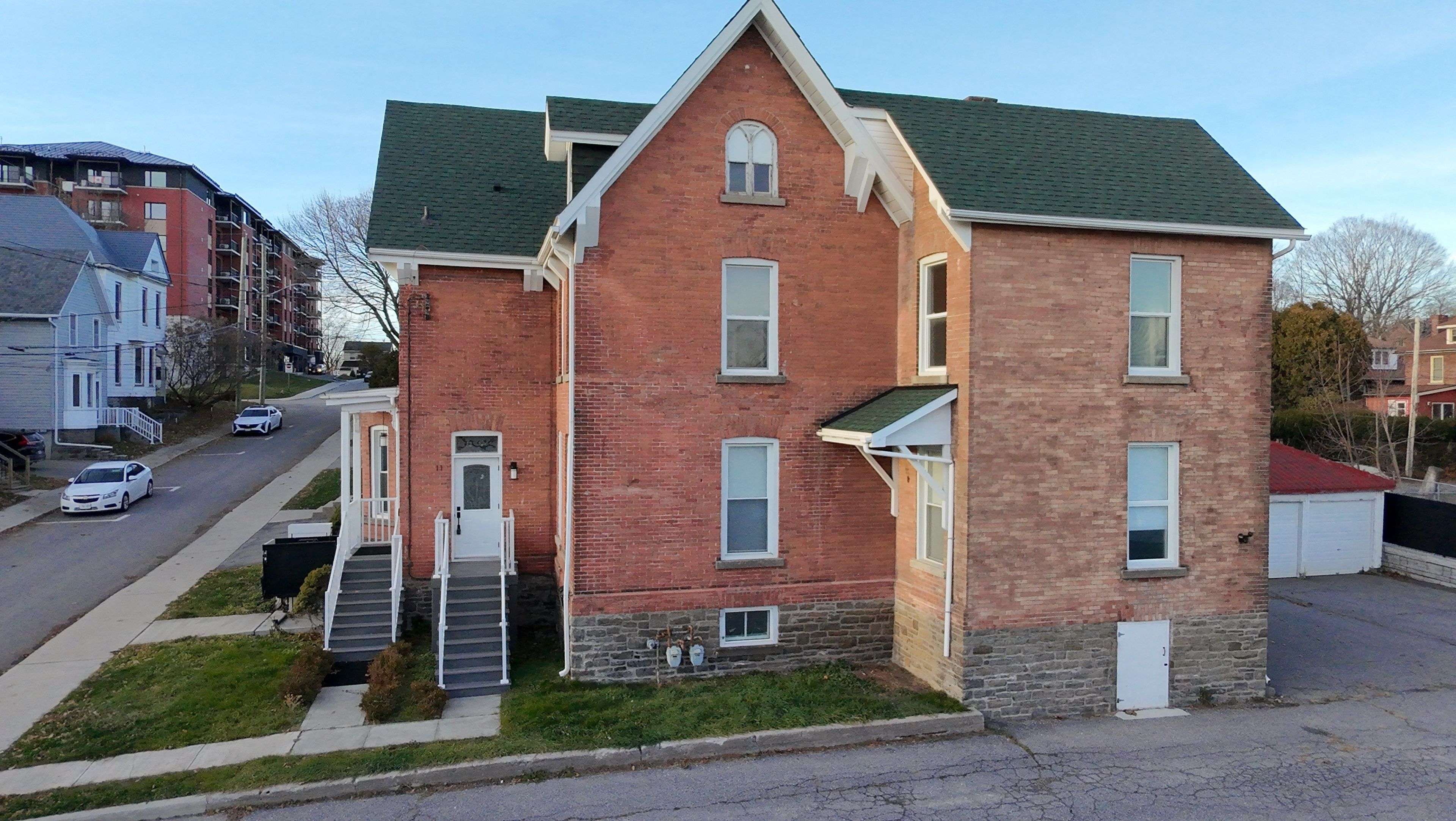 Brockville, ON K6V 2B8,13 Garden ST #11-13