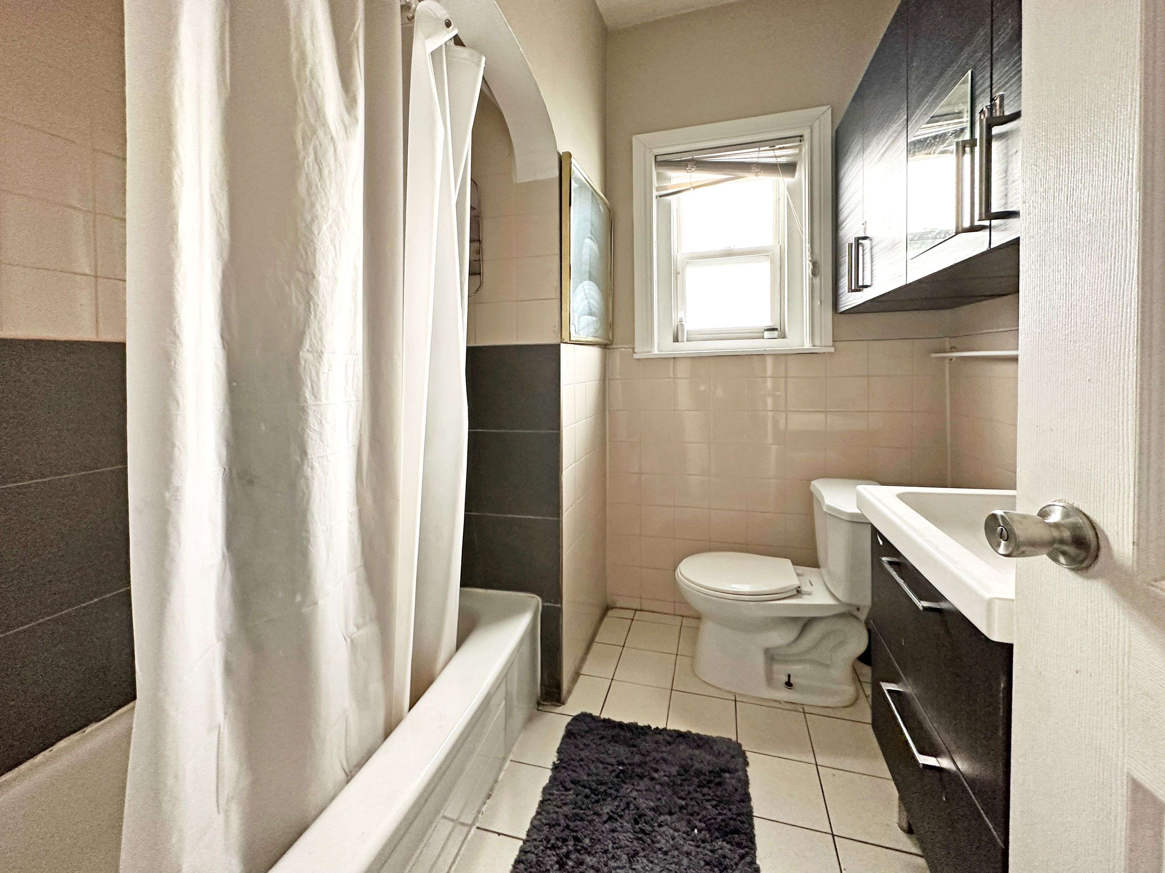 Toronto C01, ON M5T 1L1,1 Baldwin ST #S2 -2F