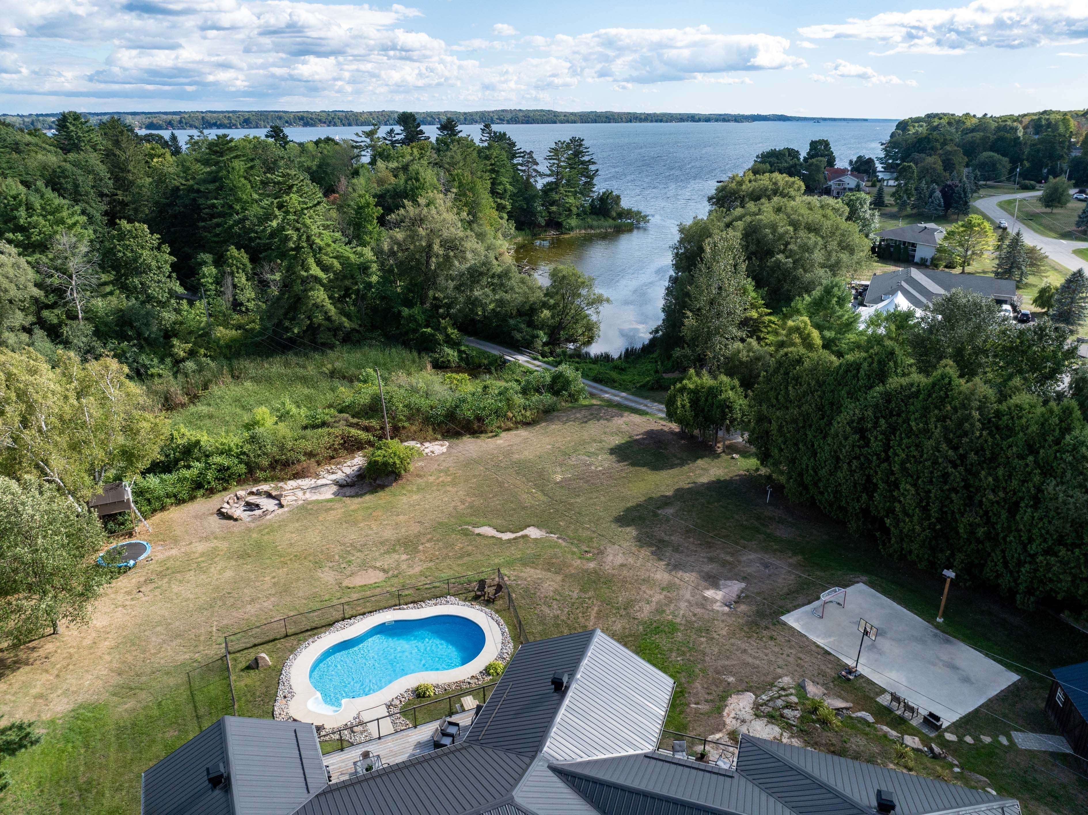 Elizabethtown-kitley, ON K6V 5T3,303 OLD LILY BAY RD