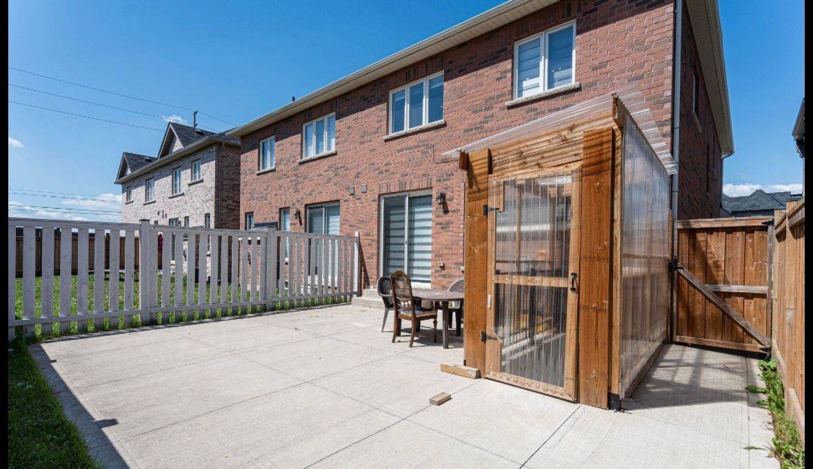 Brampton, ON L6X 5K1,438 Royal West DR