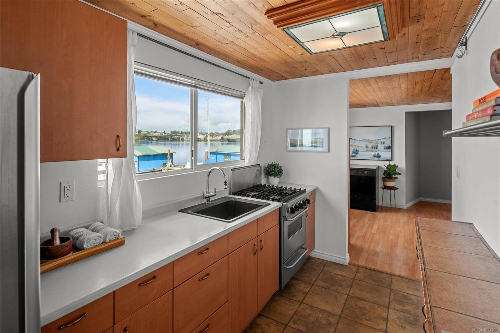 Victoria, BC V8T 4R4,1810B Store St #14