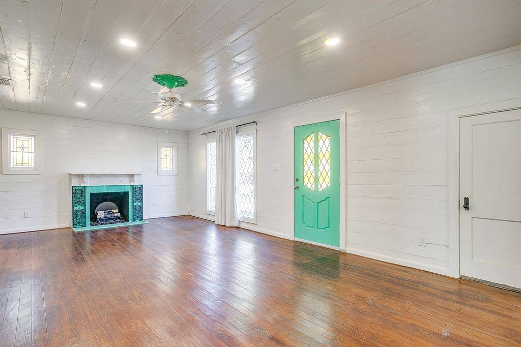 Jacksboro, TX 76458,619 W Live Oak Street