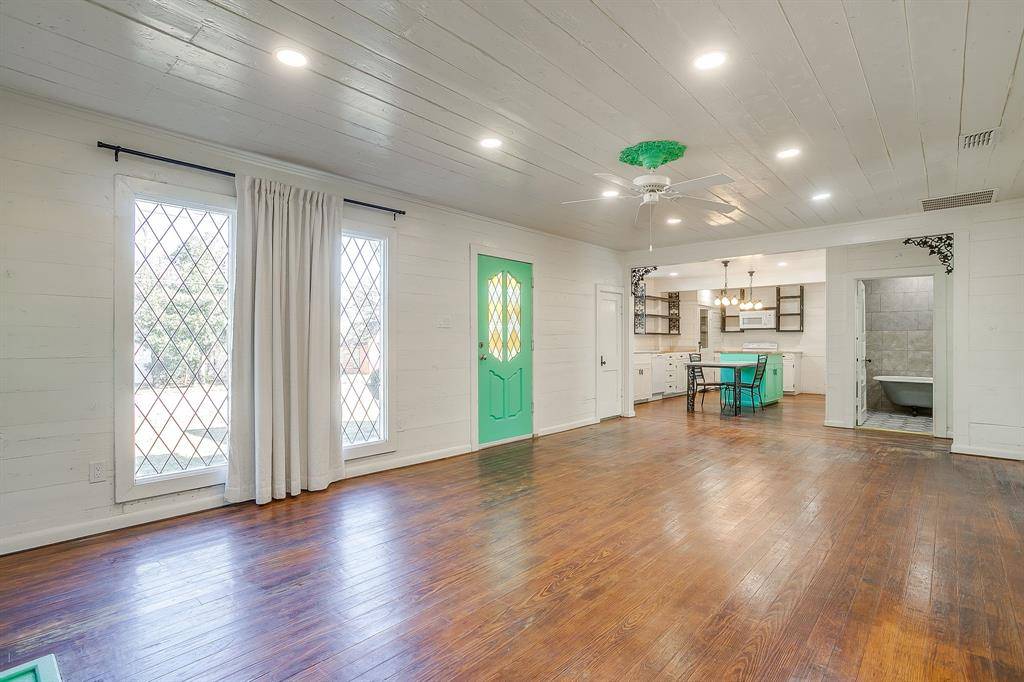 Jacksboro, TX 76458,619 W Live Oak Street