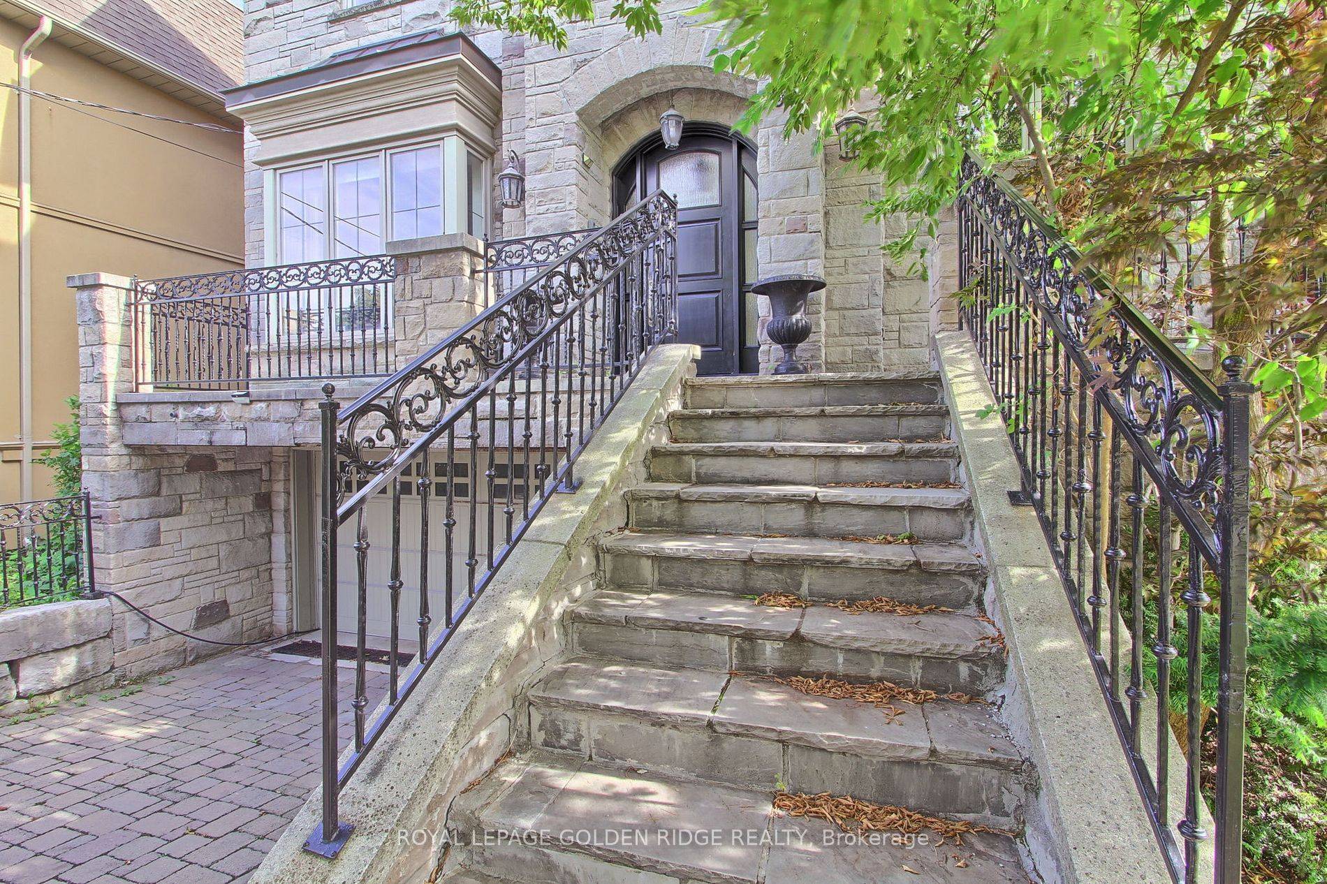 Toronto C04, ON M5M 2M9,99 Bannockburn AVE