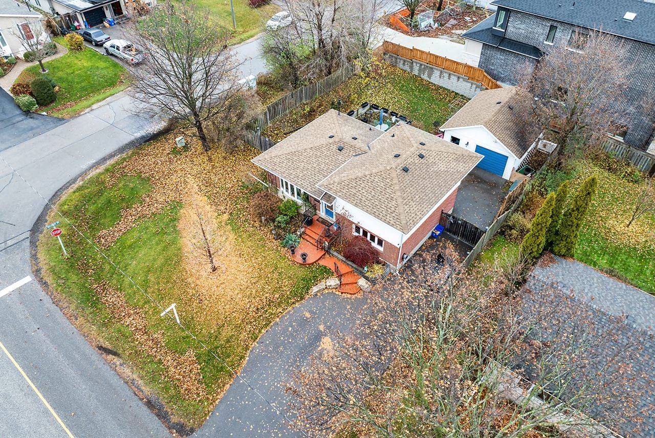 Whitby, ON L1N 3A2,612 Maple ST W