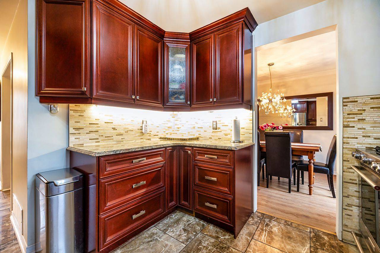 Whitby, ON L1N 3A2,612 Maple ST W