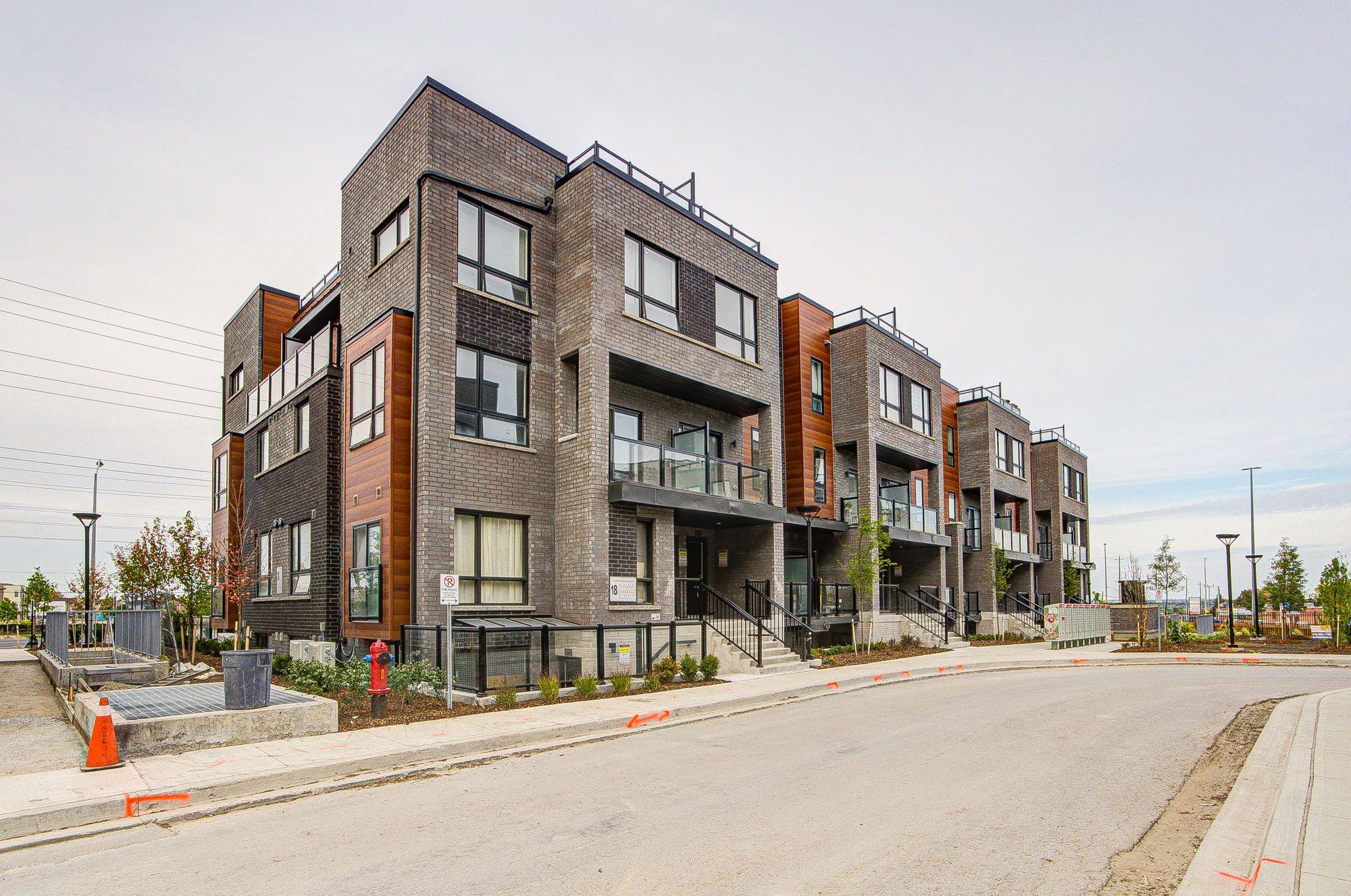 Newmarket, ON L3Y 0H4,18 Lytham Green CIR #11