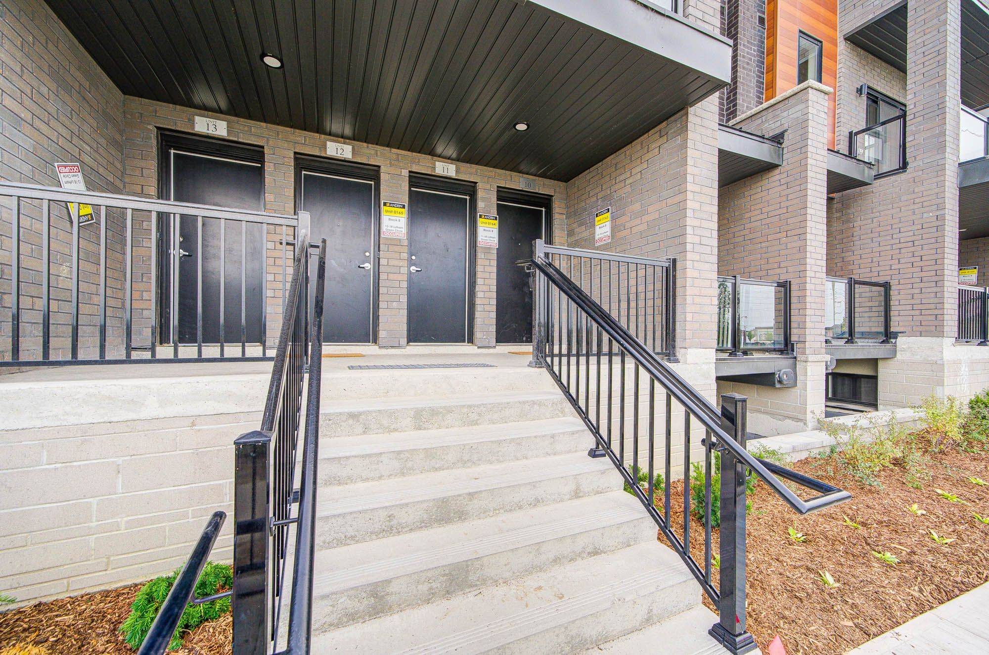 Newmarket, ON L3Y 0H4,18 Lytham Green CIR #11