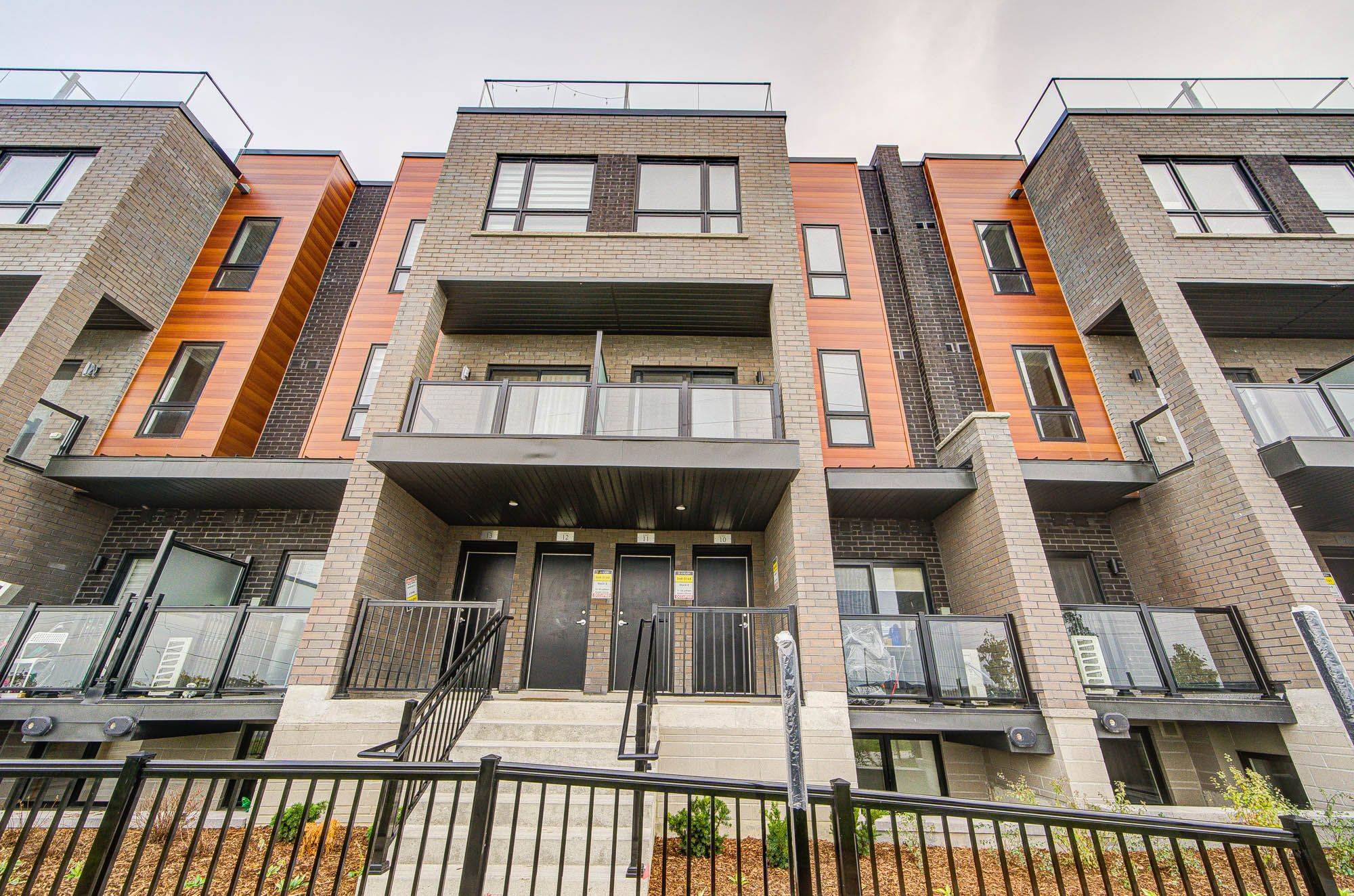 Newmarket, ON L3Y 0H4,18 Lytham Green CIR #11