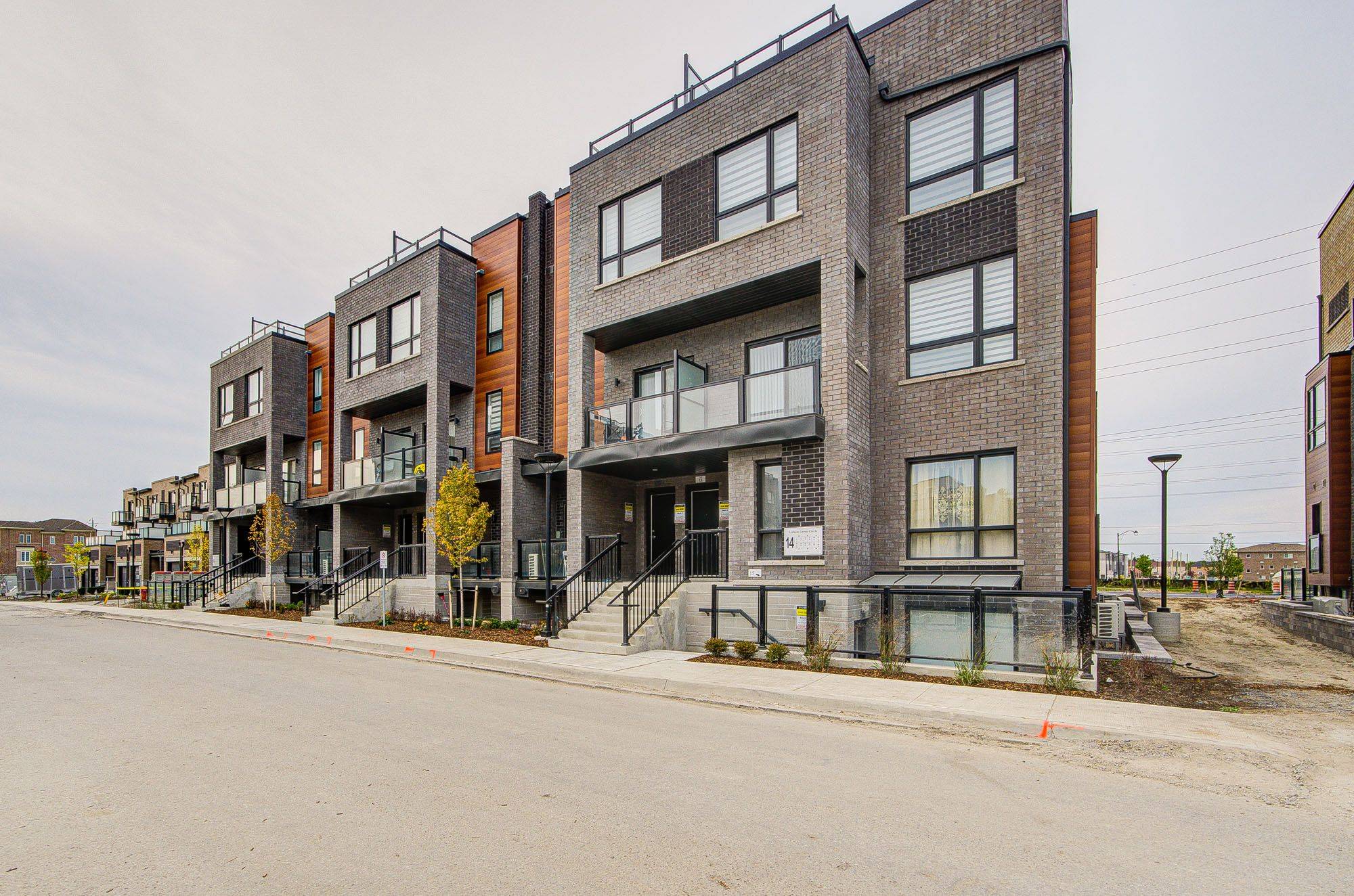 Newmarket, ON L3Y 0H3,14 Lytham Green CIR #12