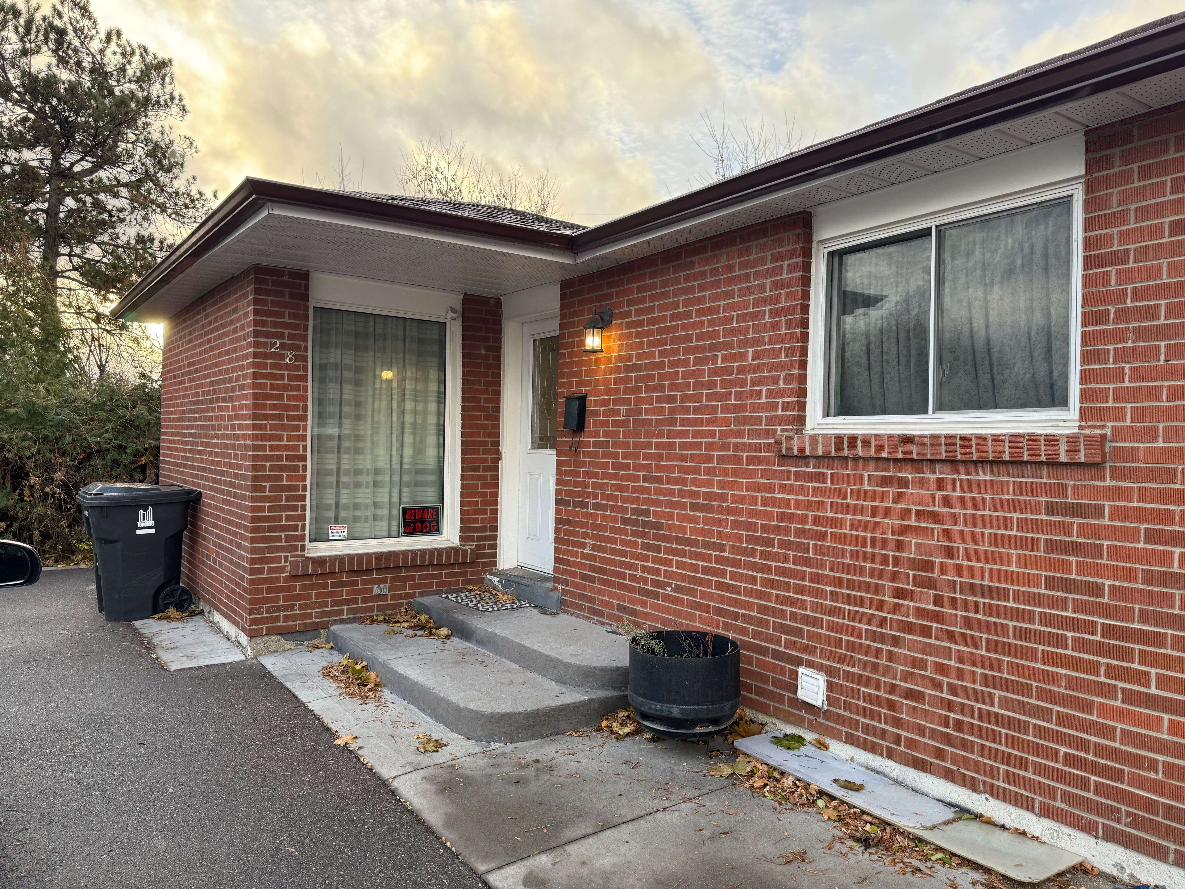 Toronto W10, ON M9V 3W8,28 Lynmont RD