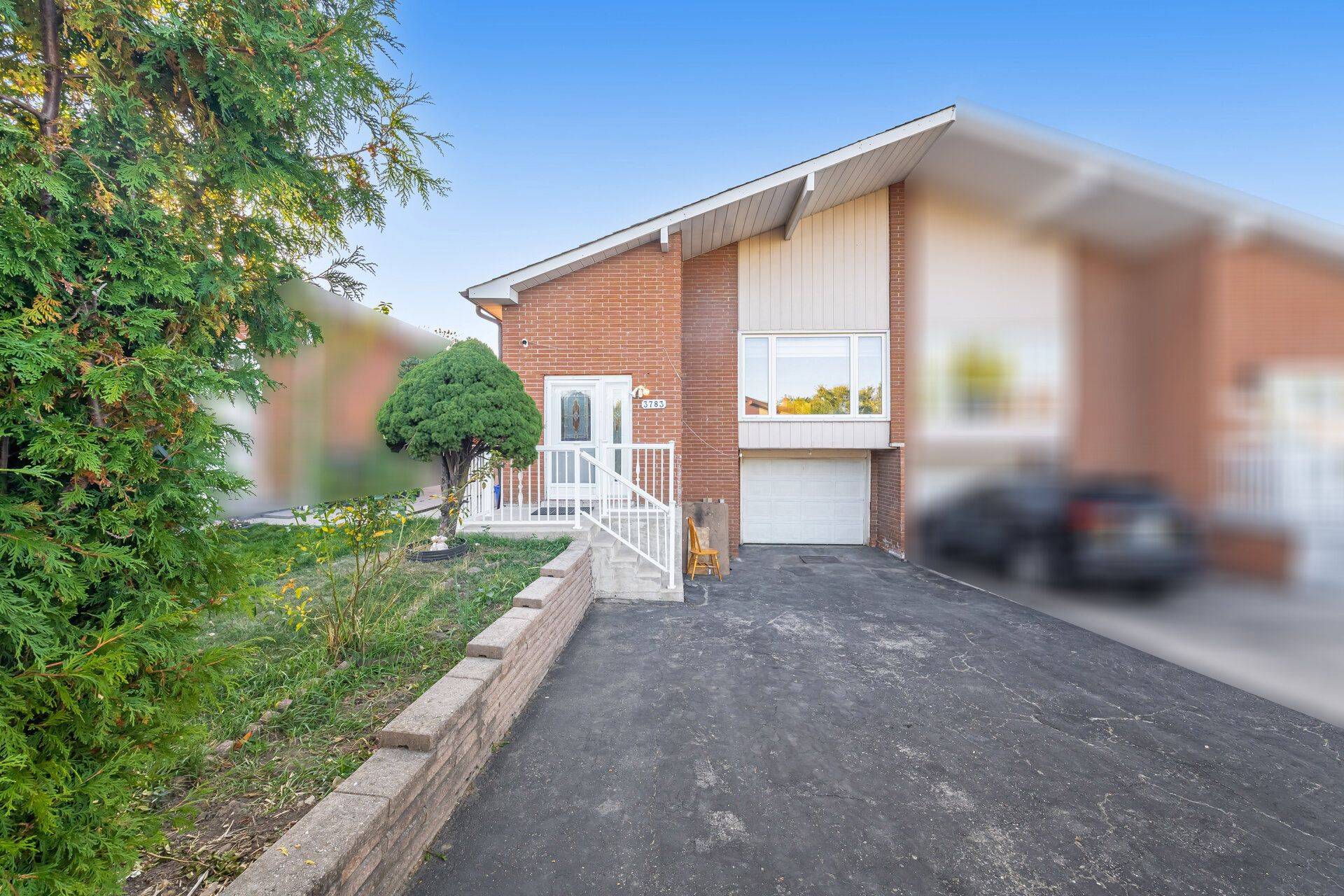 Mississauga, ON L4T 3M1,3783 Keenan CRES