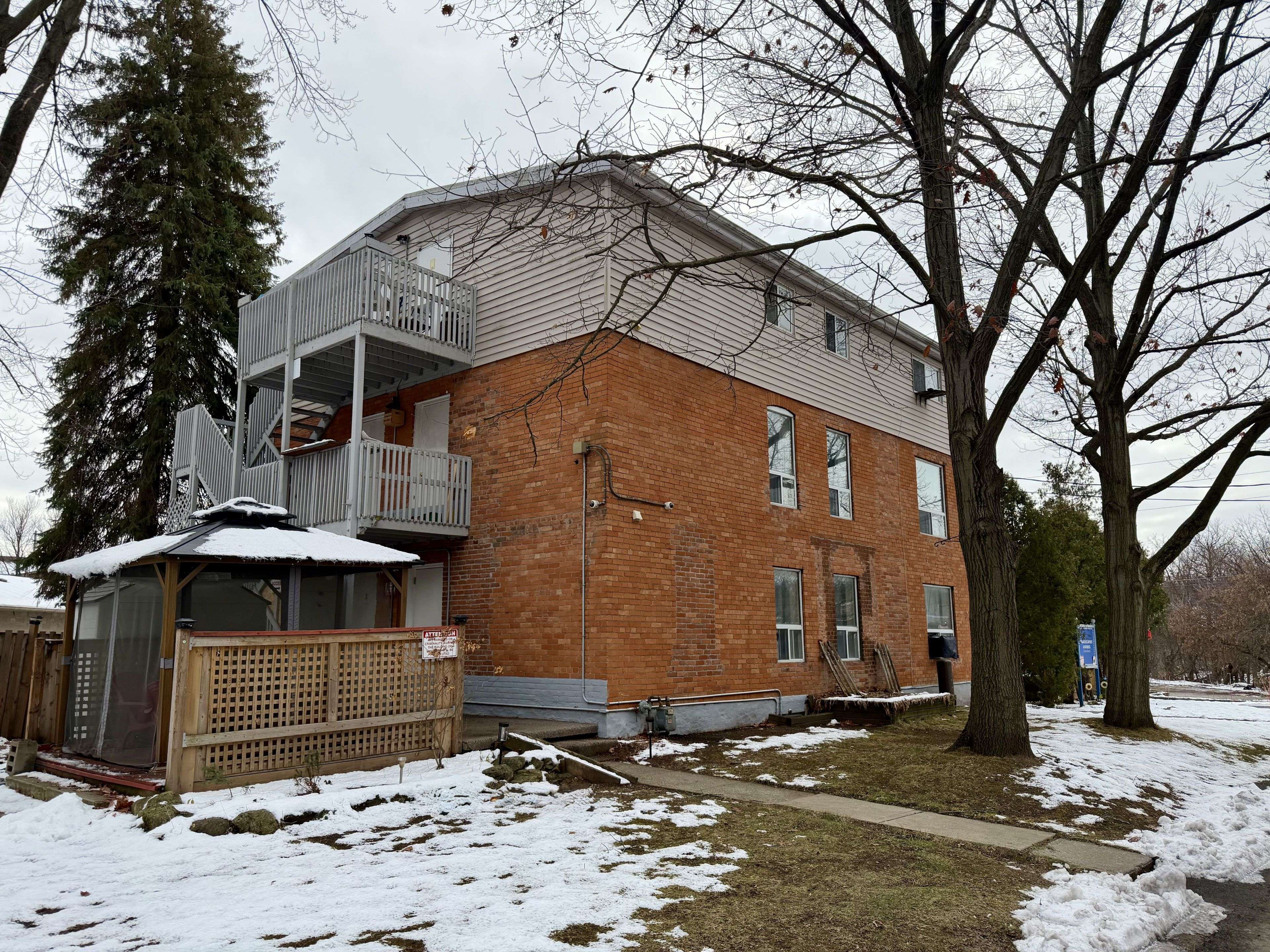 Hamilton, ON L9H 3H2,37 Bond ST S