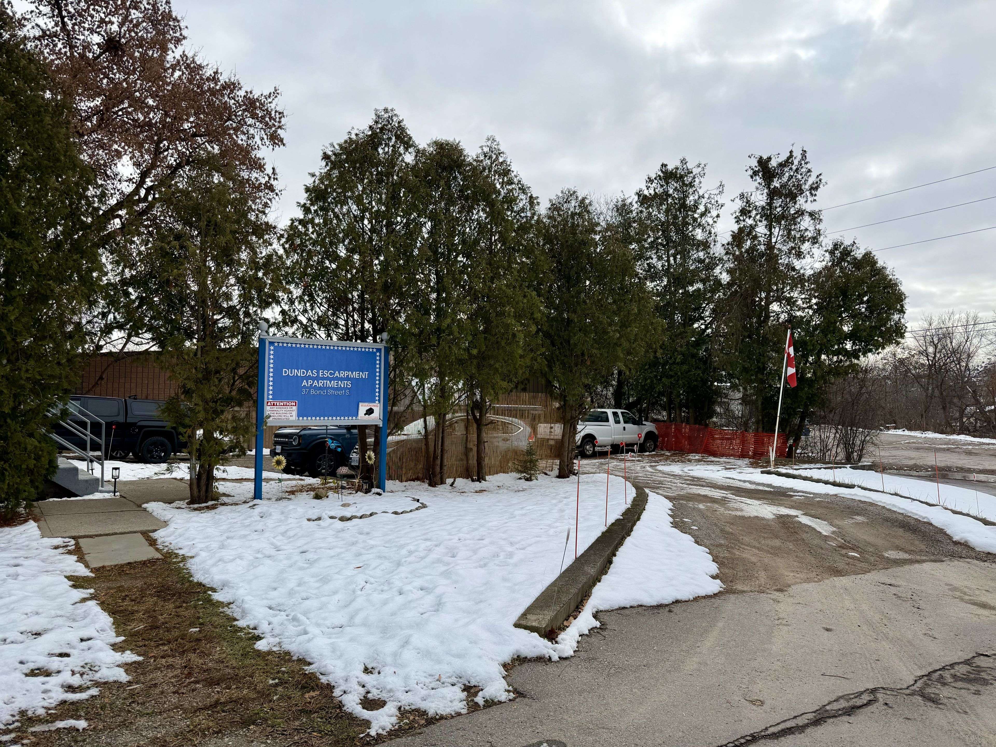 Hamilton, ON L9H 3H2,37 Bond ST S