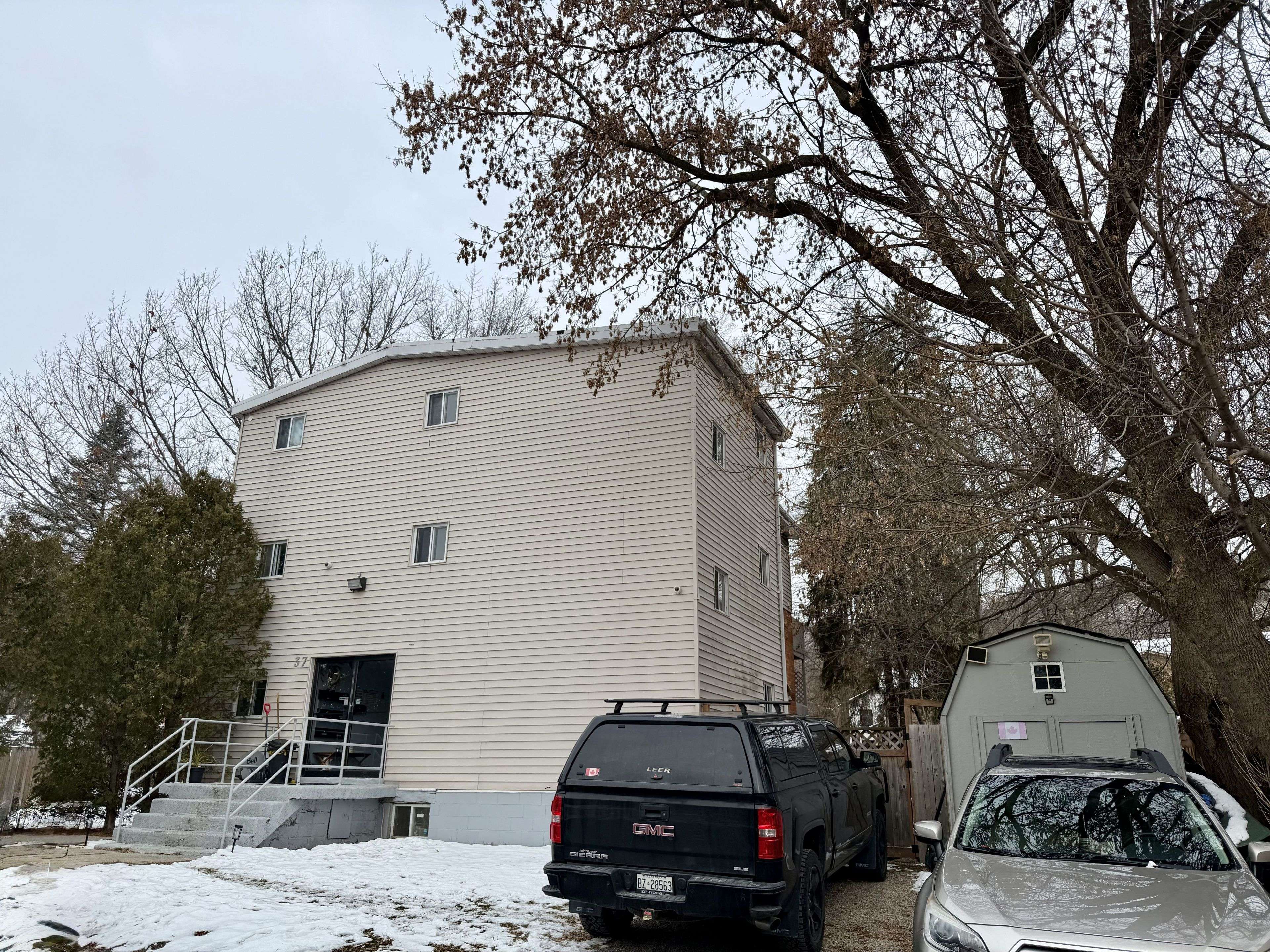 Hamilton, ON L9H 3H2,37 Bond ST S