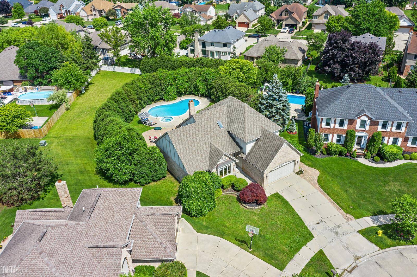 Clinton Township, MI 48038,19080 Livery