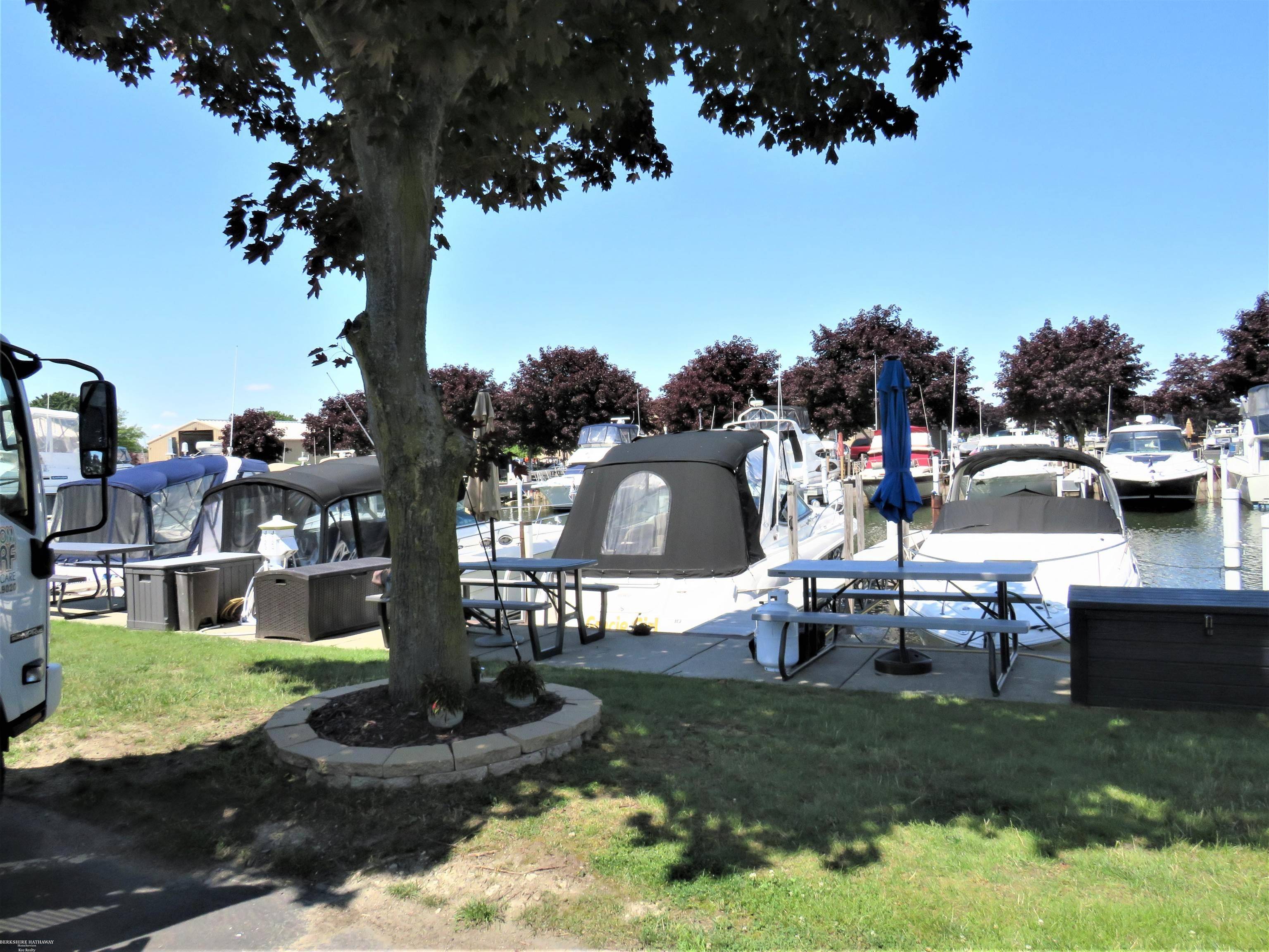 Harrison Twp, MI 48045,41700 Conger Bay J-124