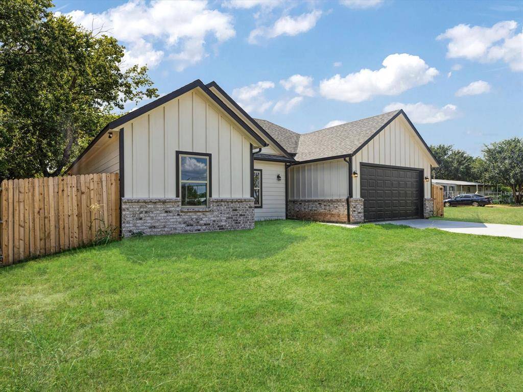 Granbury, TX 76048,2411 Mercedes