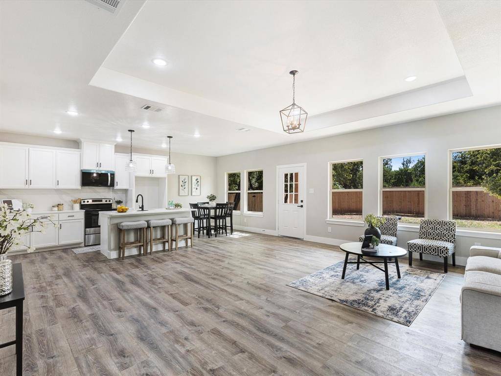 Granbury, TX 76048,2411 Mercedes