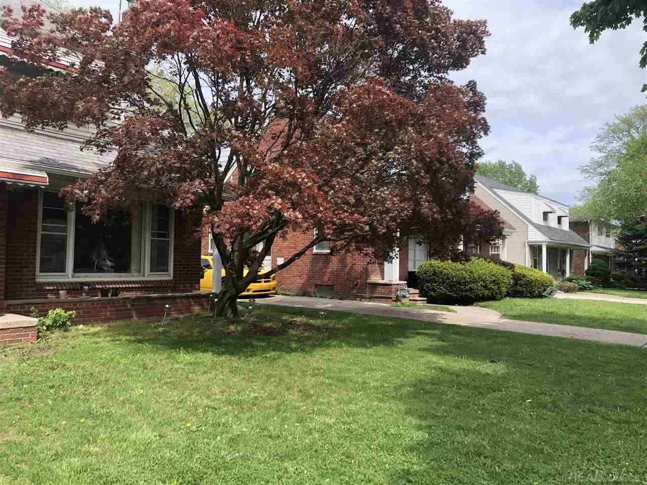 Grosse Pointe Woods, MI 48236,2062-64 Vernier RD