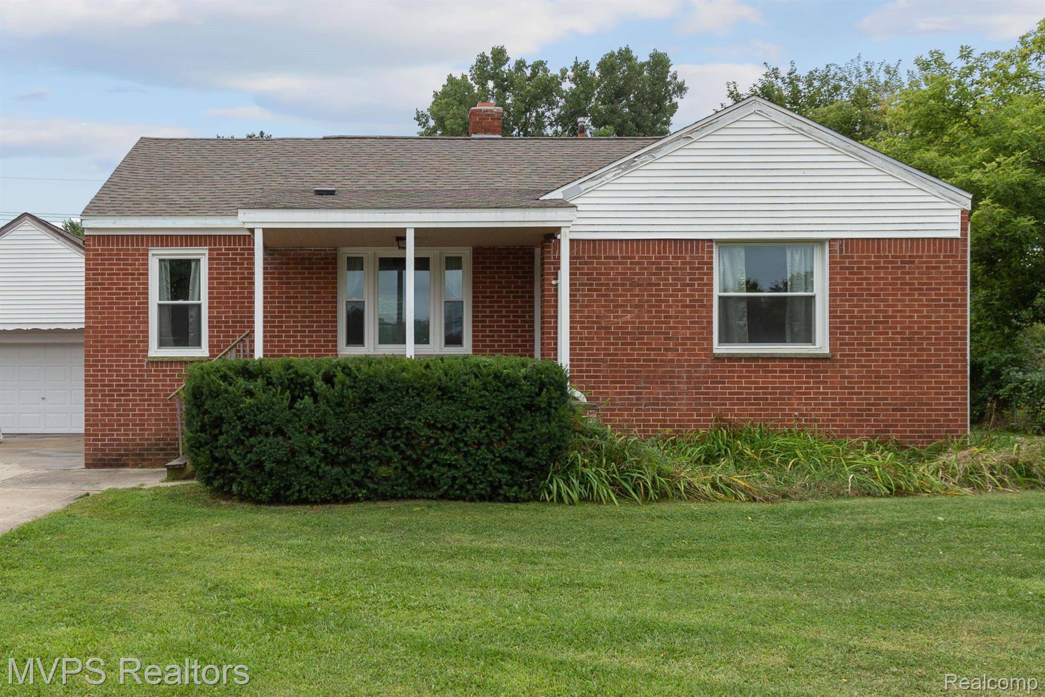 MI 48085,1250 E LONG LAKE RD