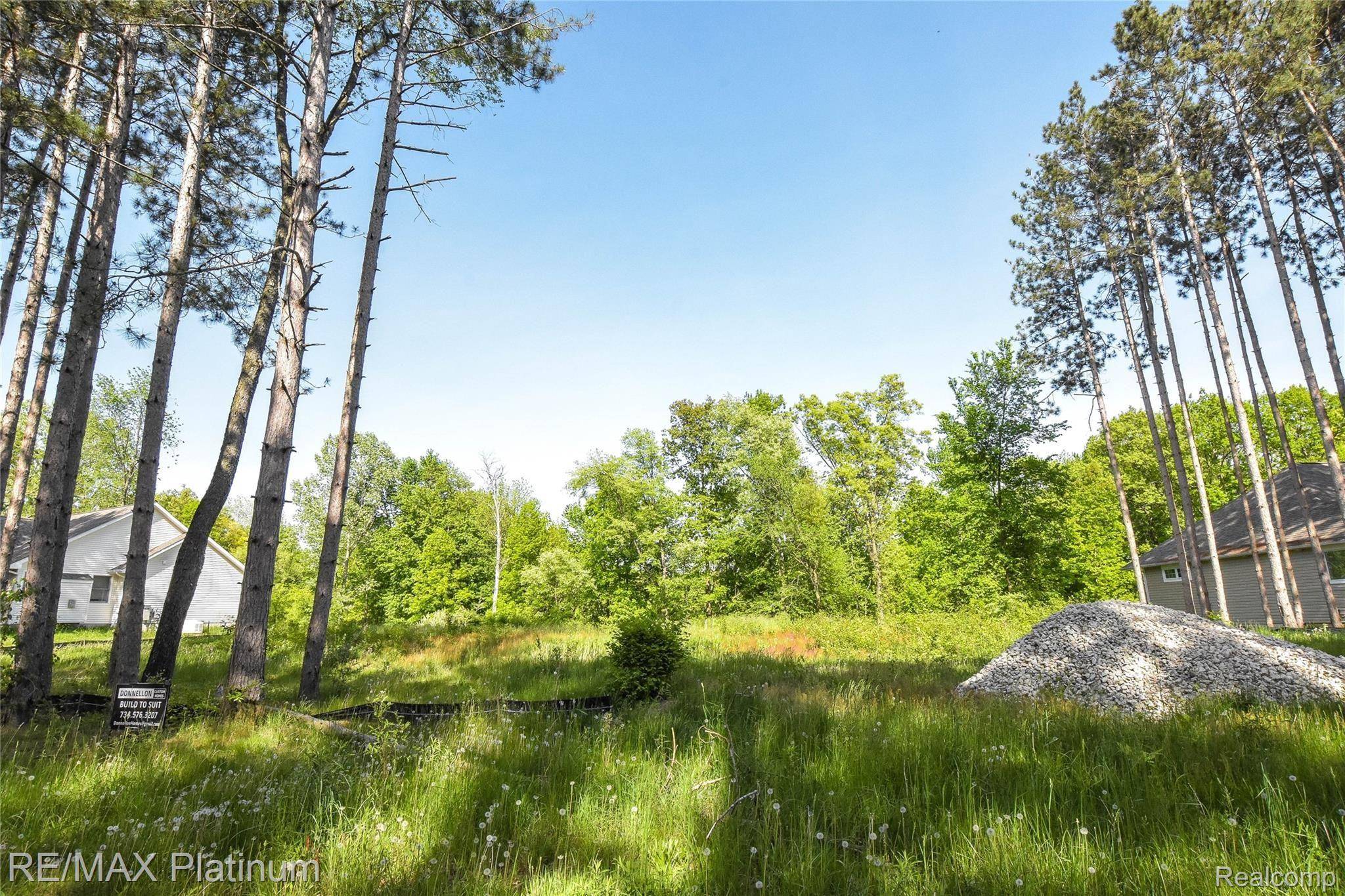 Linden, MI 48451,9031 PINEVIEW RIVER DR