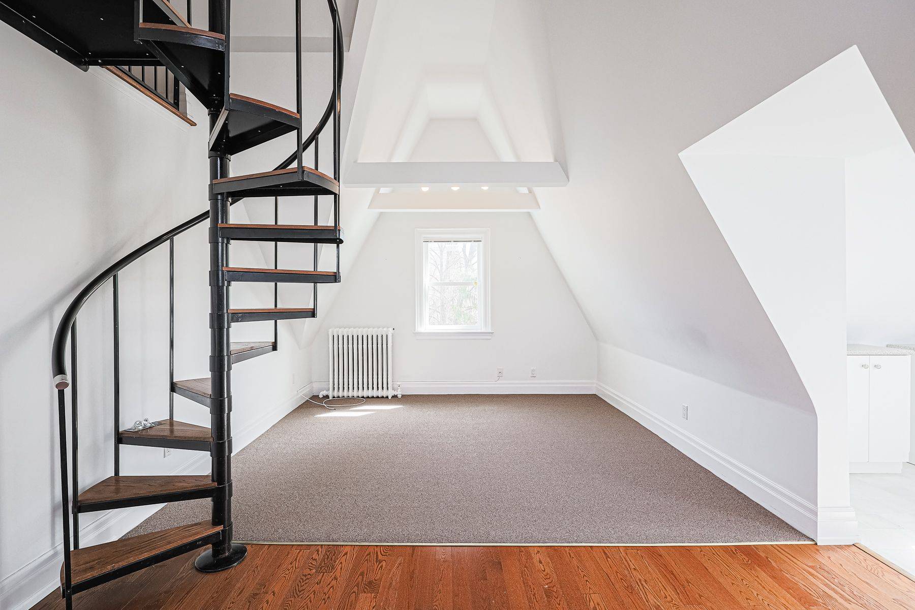 Toronto C09, ON M4W 1R5,74 South DR #4