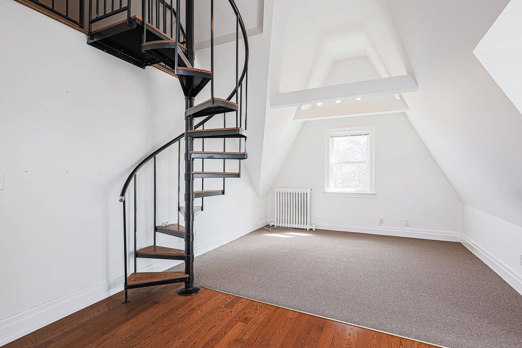 Toronto C09, ON M4W 1R5,74 South DR #4