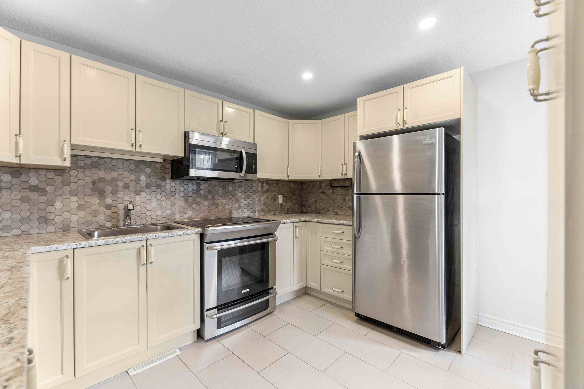 Barrhaven, ON K2J 2B1,1 Berkshire WAY