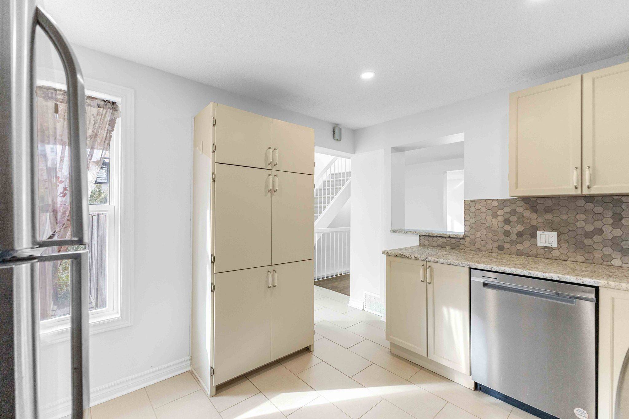 Barrhaven, ON K2J 2B1,1 Berkshire WAY