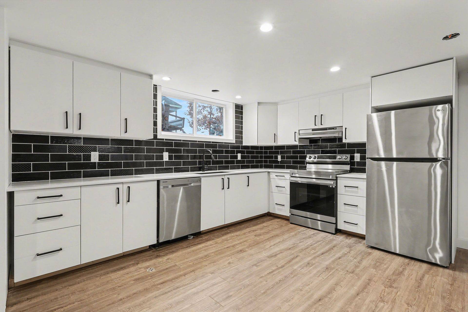 Alta Vista And Area, ON K1G 0A7,1319 N AVE #B