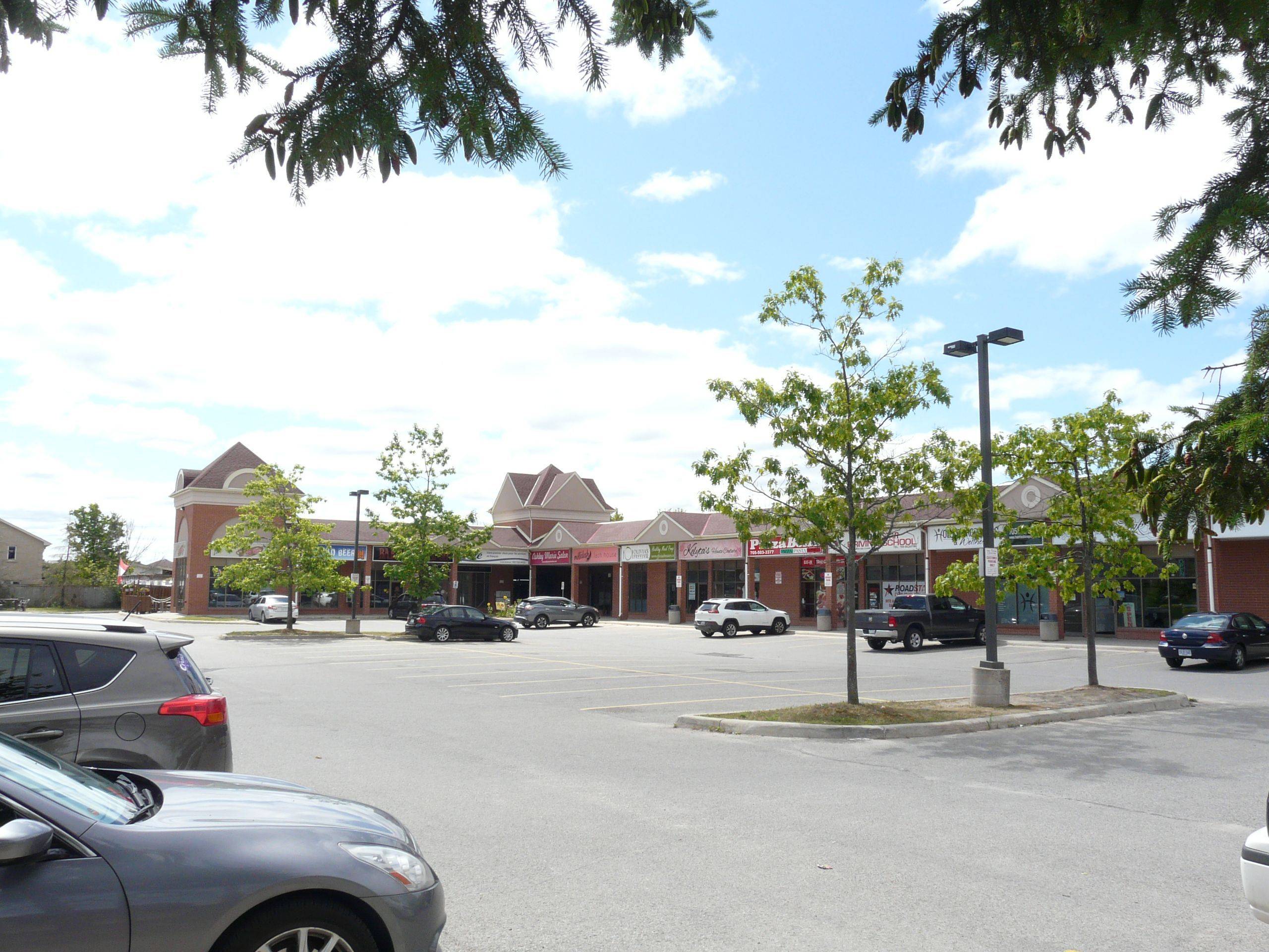 Barrie, ON L4N 0Y4,2 Marsellus DR #8