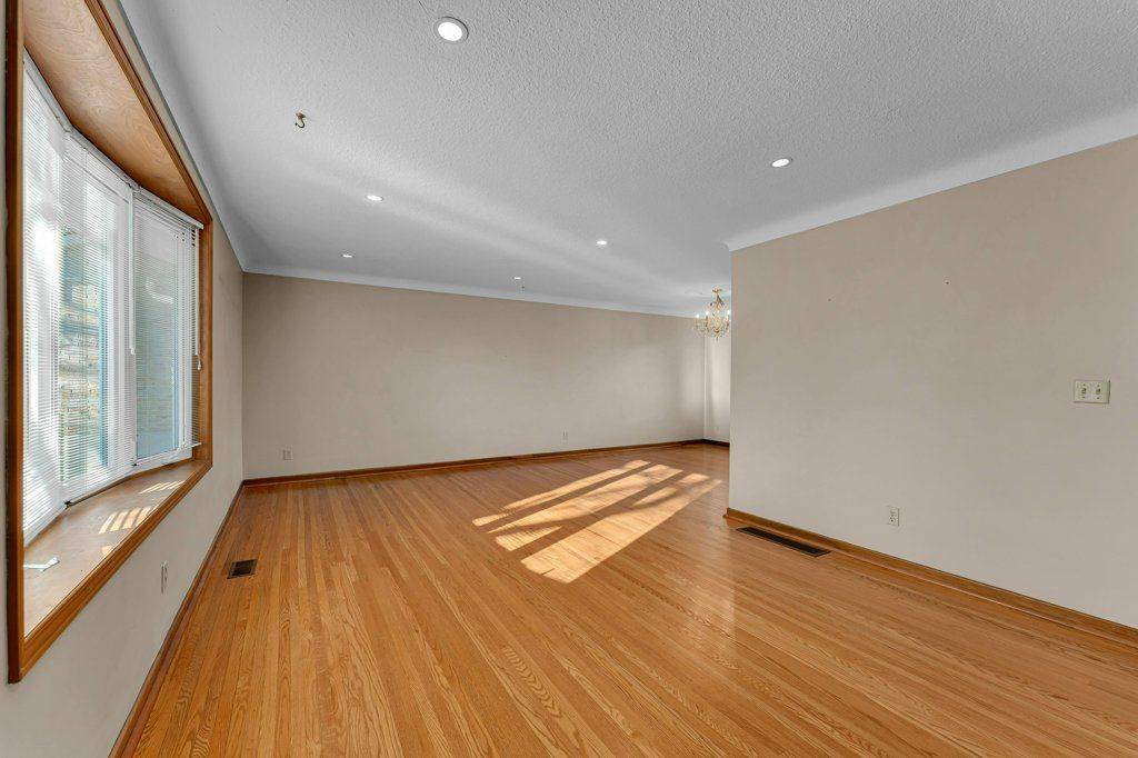 Kingston, ON K7M 5S5,987 Mayfair CRES