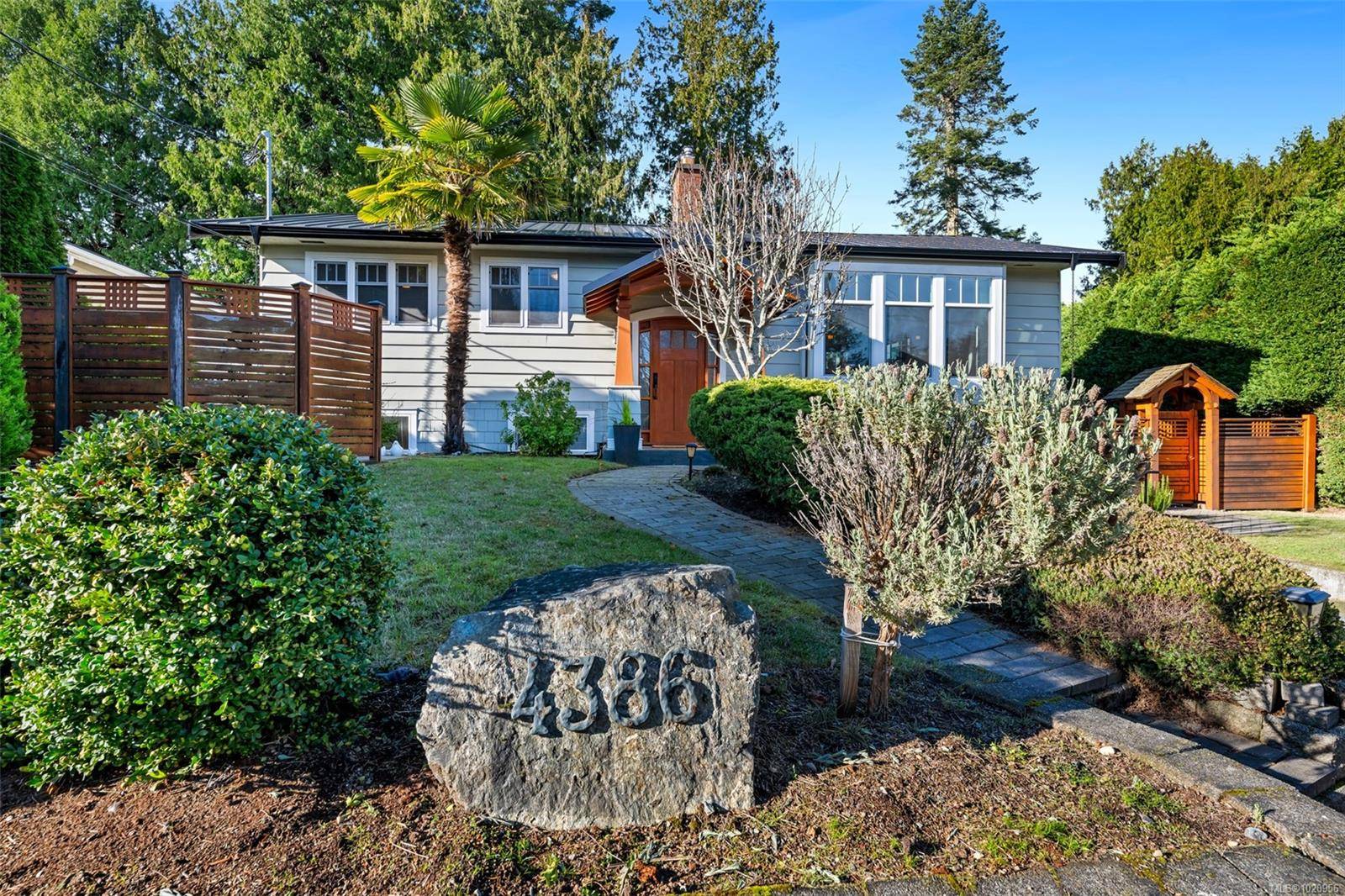 Saanich, BC V8N 2R3,4386 Chartwell Dr