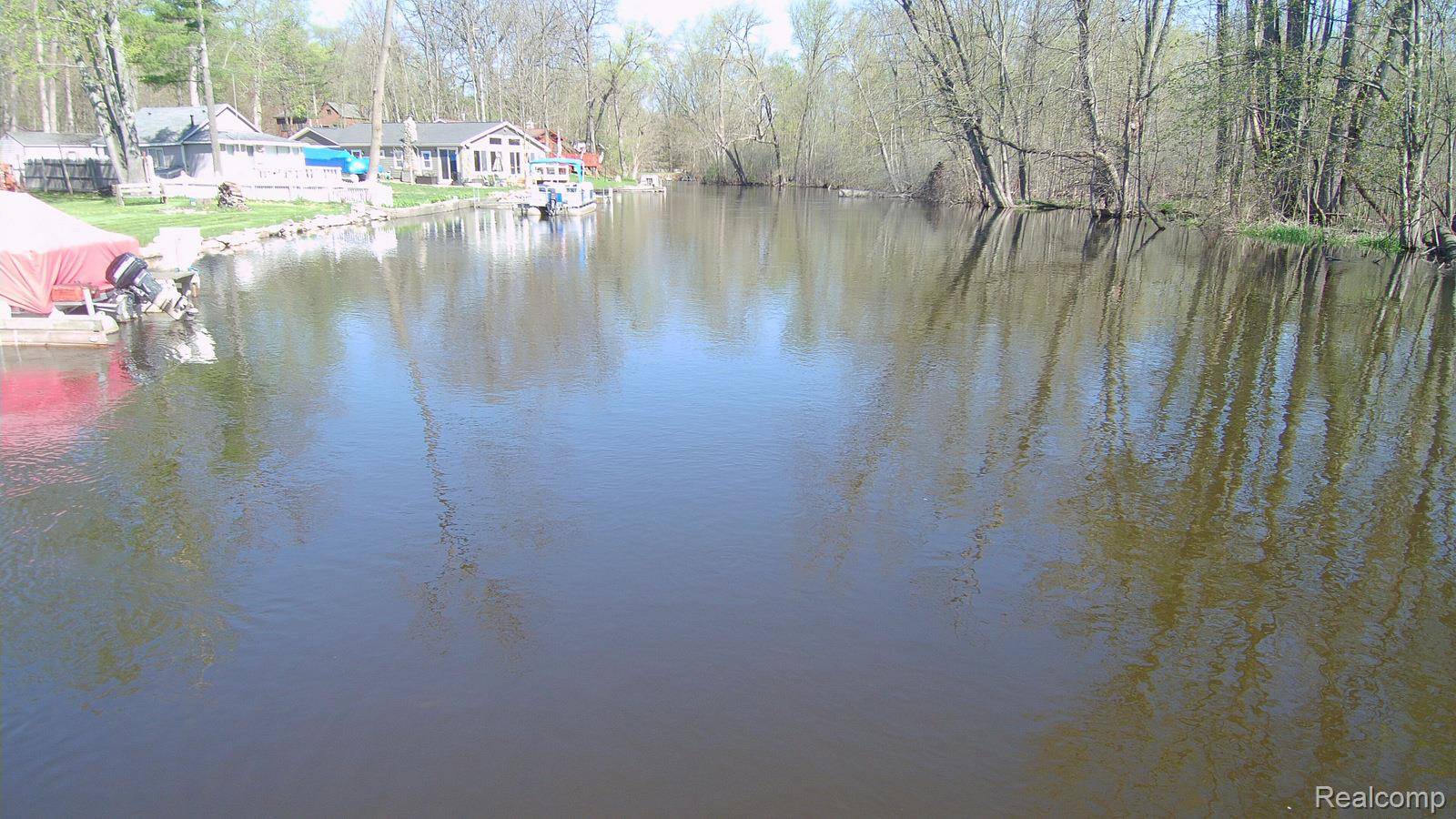 Pinckney, MI 48169,10082 BEECHWOOD DR