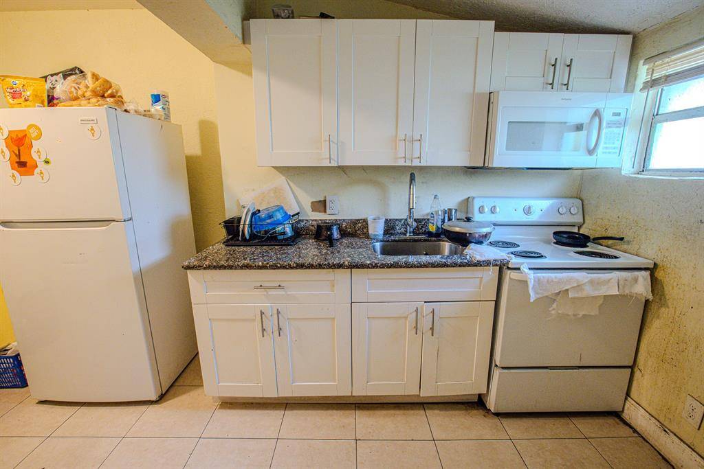 Miami, FL 33150,250 NW 83rd St