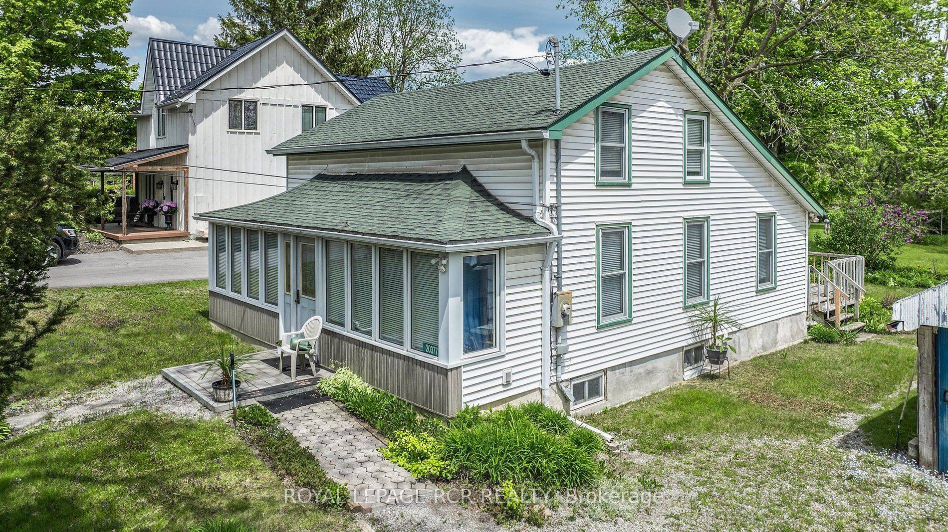 East Gwillimbury, ON L0G 1R0,20377 Leslie ST