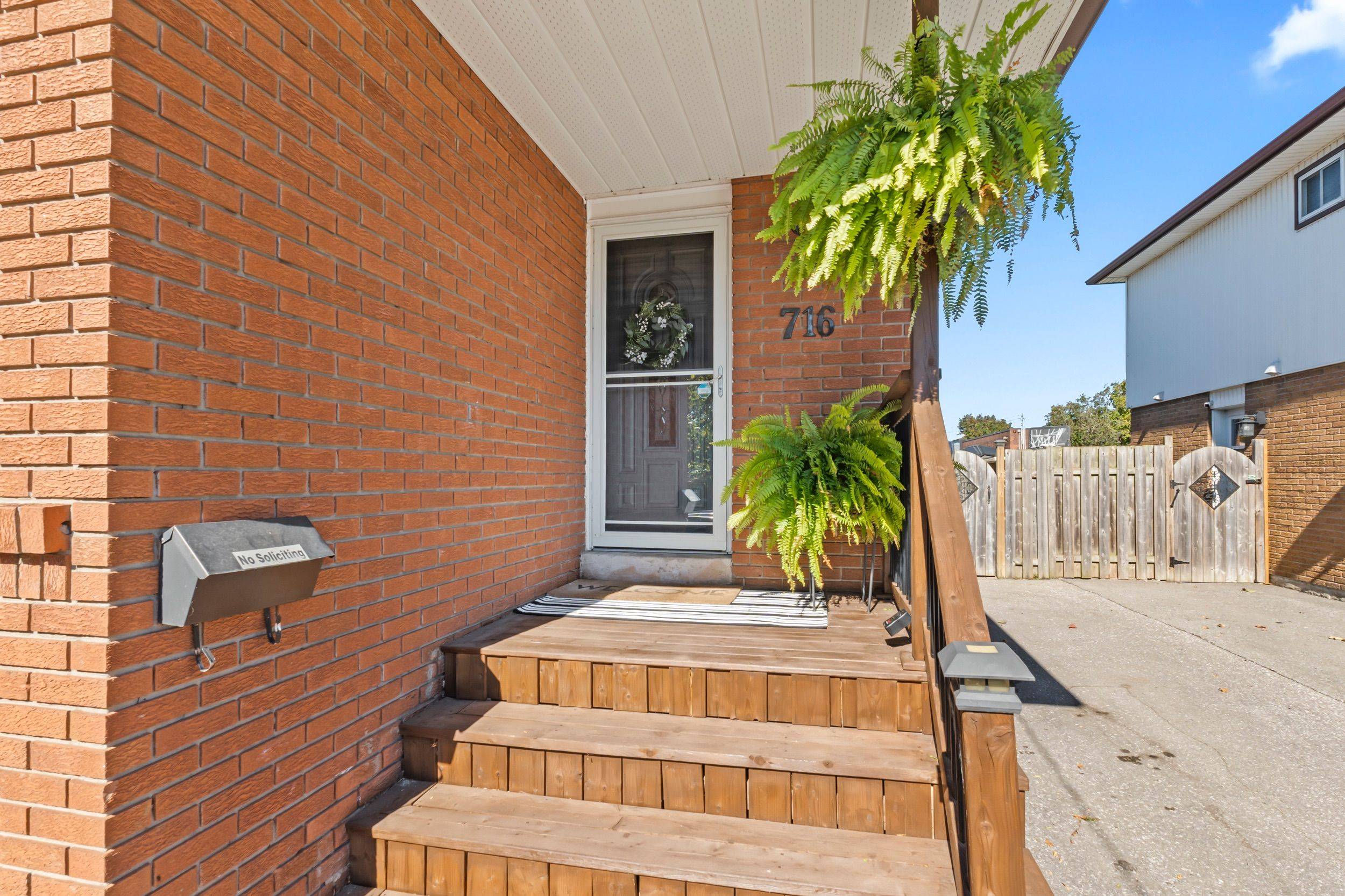 Oshawa, ON L1J 1K6,716 Kenora AVE